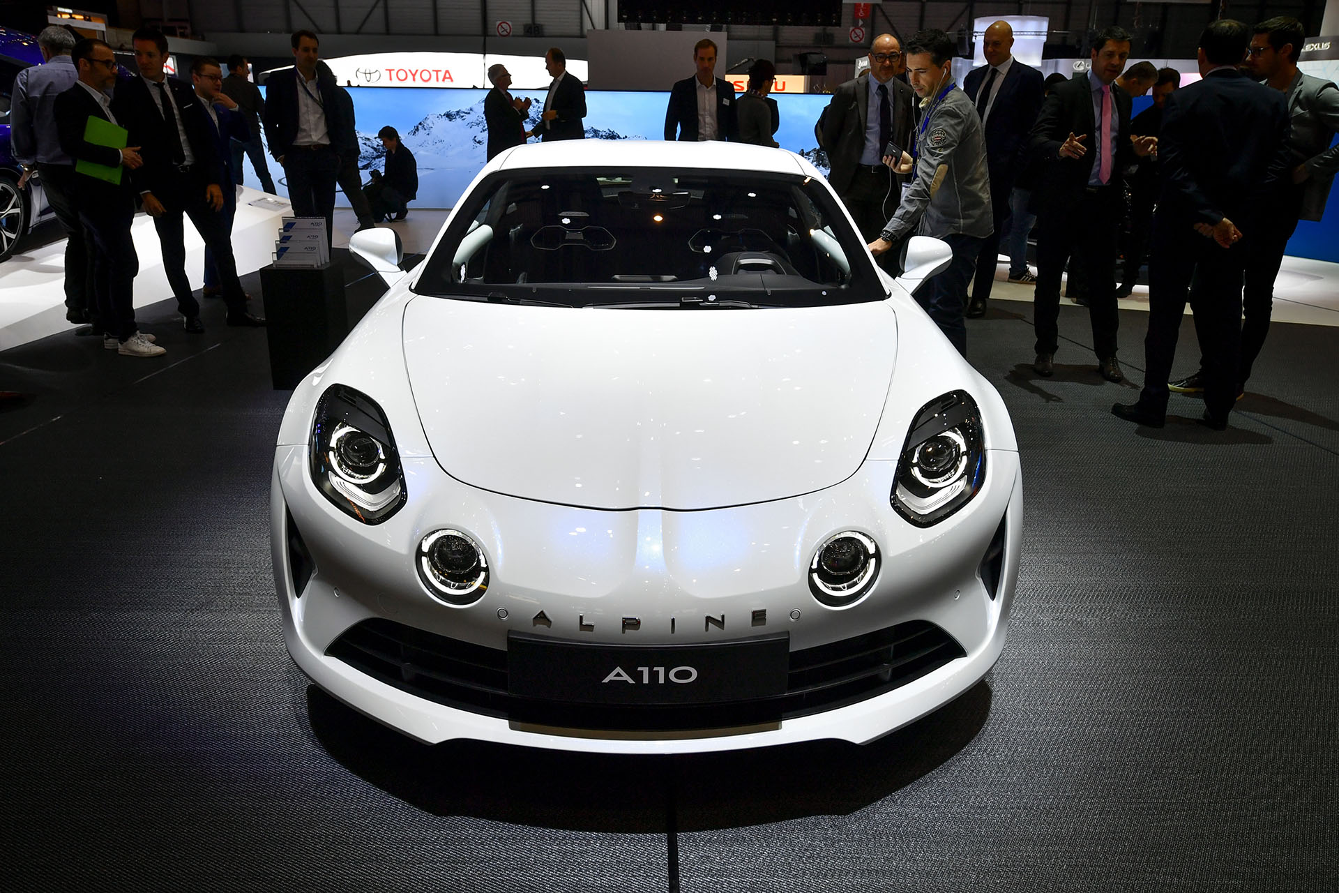 Alpine, la resucitada marca de deportivos premium de la firma Renault, exhibió tres nuevas versiones del A110: Pure y Légende, pensadas para la comercialización, y GT4, un modelo específico para escuderías de competición