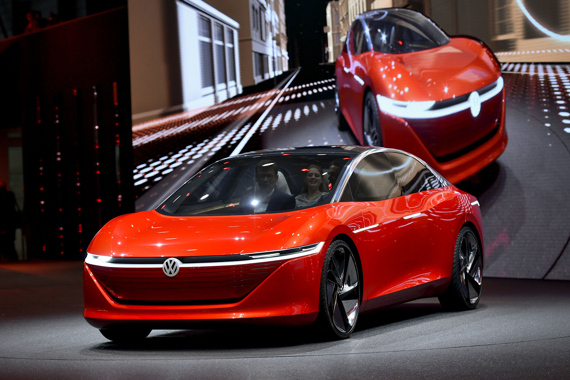 Un escaparate hacia el futuro. En Ginebra también hubo prototipos que invitan a ver la movilidad del mañana. El Volkswagen I.D. Vizzion es uno de ellos: 100 eléctrico, completamente autónomo, no tiene volante y dispone de una autonomía de carga de 665 kilómetros