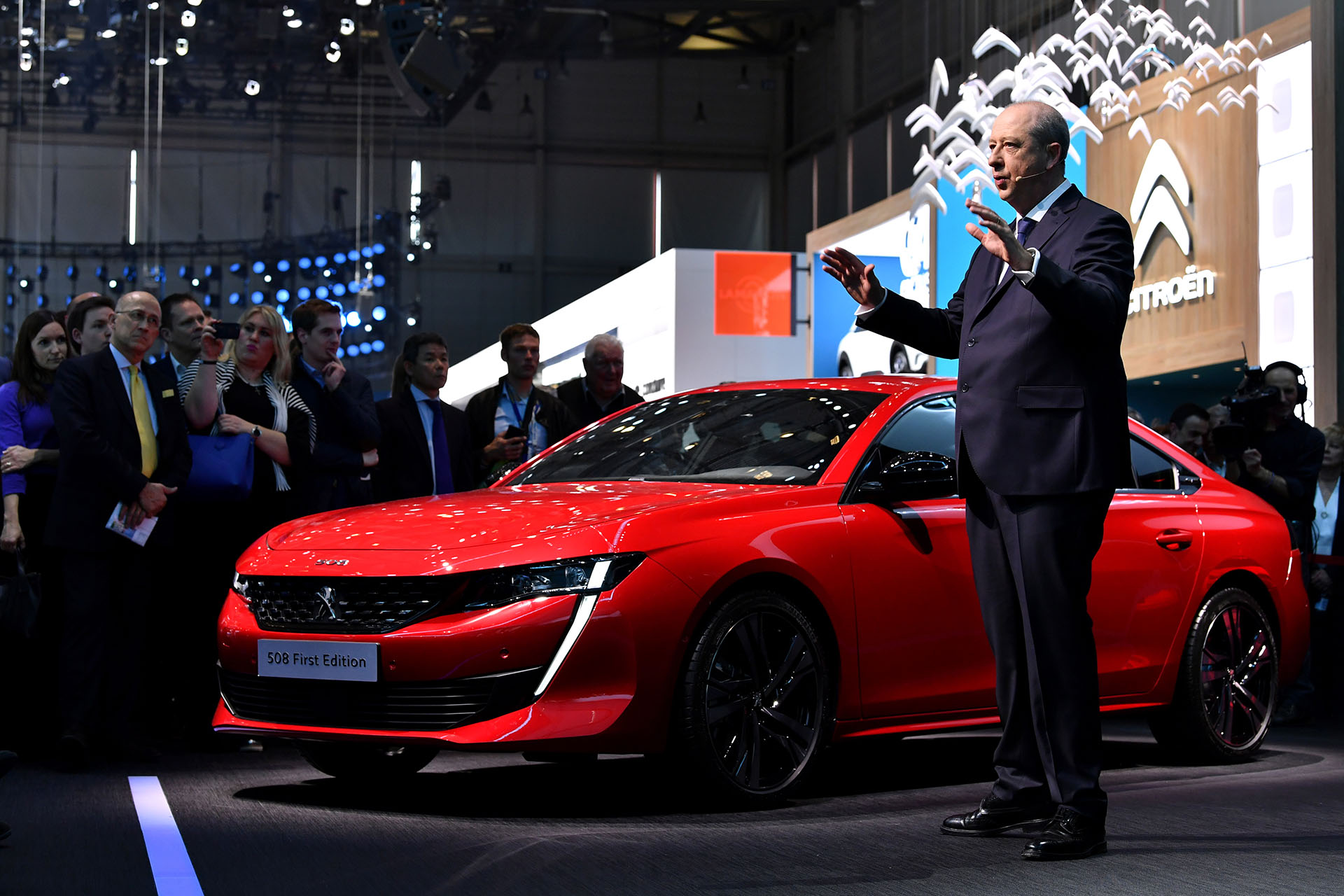 El Peugeot 508 fue una de las máximas novedades de Ginebra. Y como primicia absoluta develó el lanzamiento de la serie limitada Peugeot 508 First Edition, que ya está a la venta en doce países europeos y que ya puede reservarse en línea por 47.200 euros. Lo presentó Jean-Philippe Imparato, CEO de Peugeot