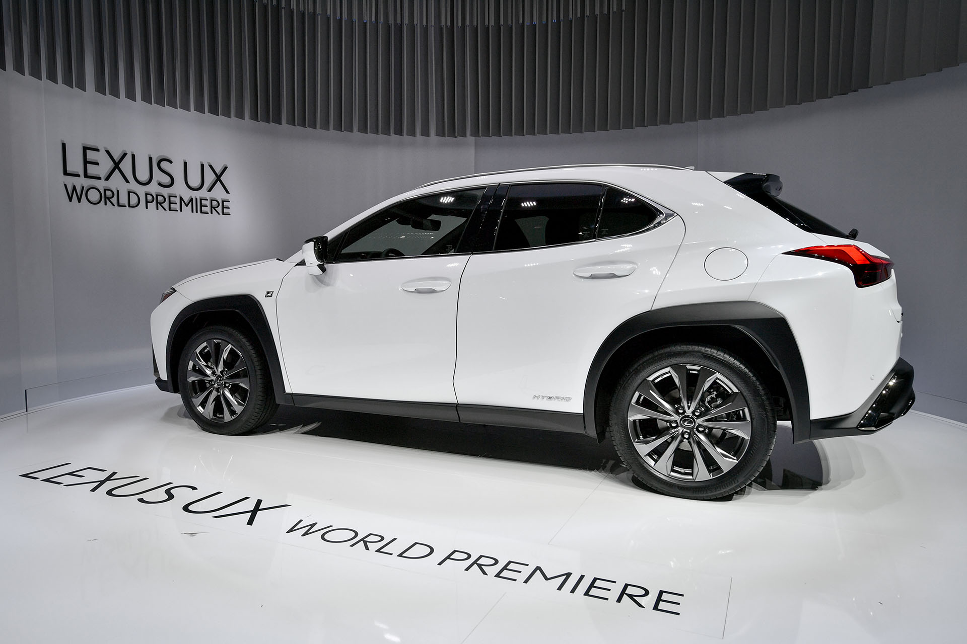 El Lexus UX es parte de una estrategia comercial de la división de alta gama de Toyota para seducir al público joven, por fuera de su mercado tradicional. Es un SUV compacto de estética atrevida y de mecánica híbrida, ubicado por debajo de su hermano mayor, el Lexus RX