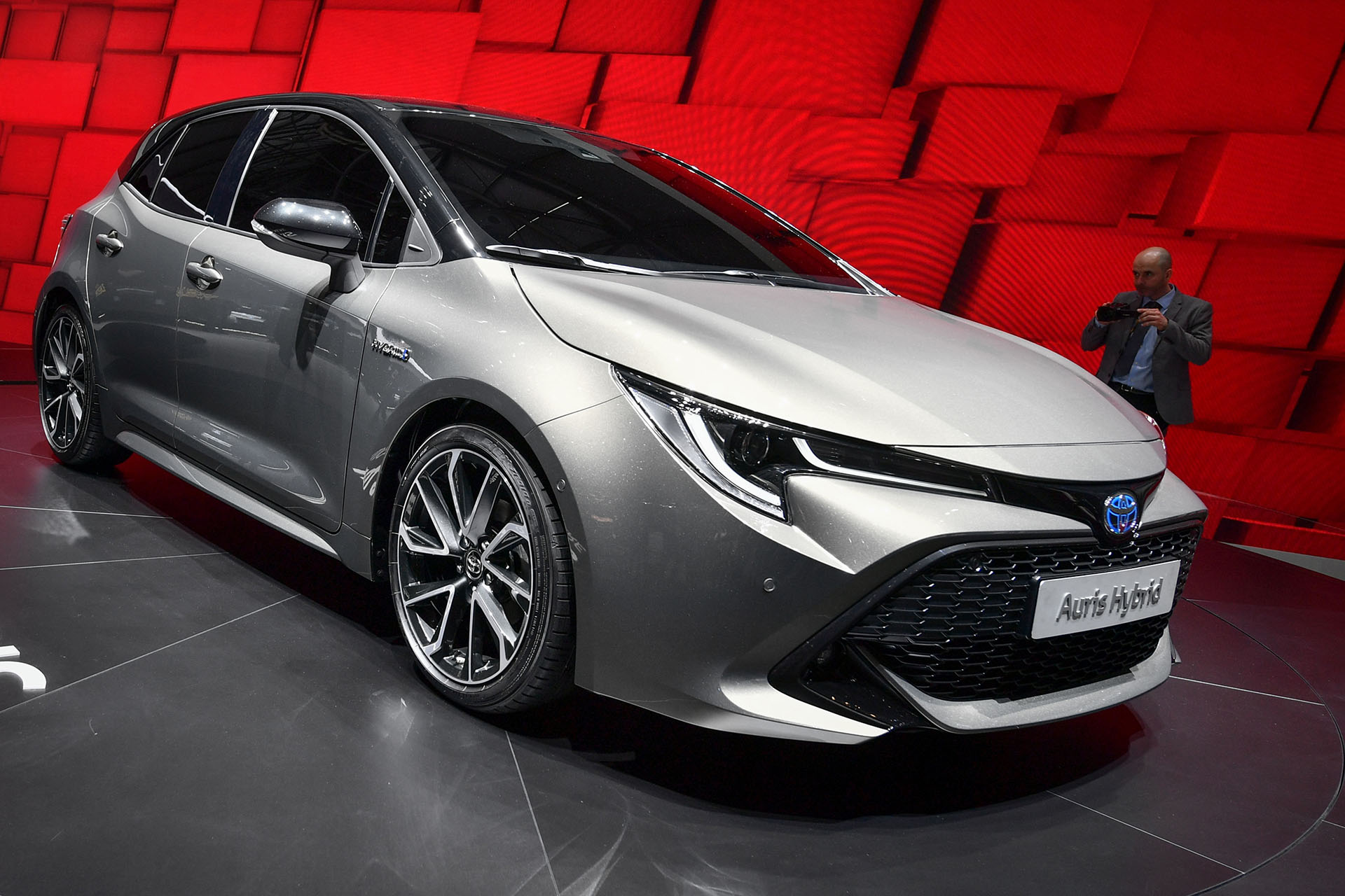 El Auris Hybrid, que comparte plataforma con el CH-R y el Prius, presume de mayor potencia híbrida: se sustenta un único motor tradicional (un turbo de 1.2 litros) y presenta dos alternativas híbridas. De este modo la marca nipona ratifica su despedida de los motores diésel, que significaron apenas un 10% de sus ventas en 2017