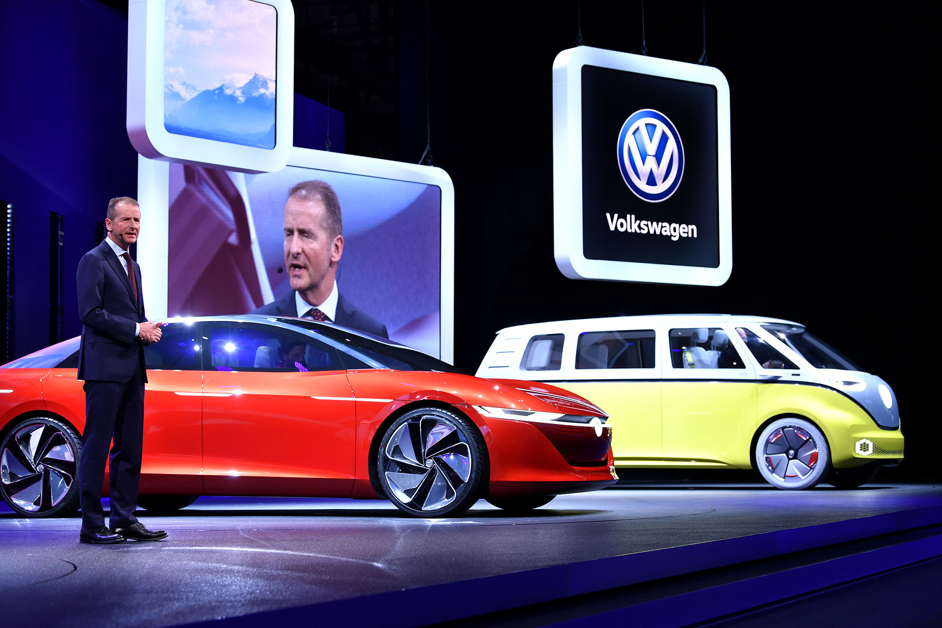 Hebert Diess, Presidente del Consejo de Administración y CEO de Volkswagen, brindó una breve conferencia en la que destapó las dos cartas futuristas de la marca: el Volkswagen I.D. Vizzion y el Volkswagen I.D. Buzz que ya exhibió en salones anteriores