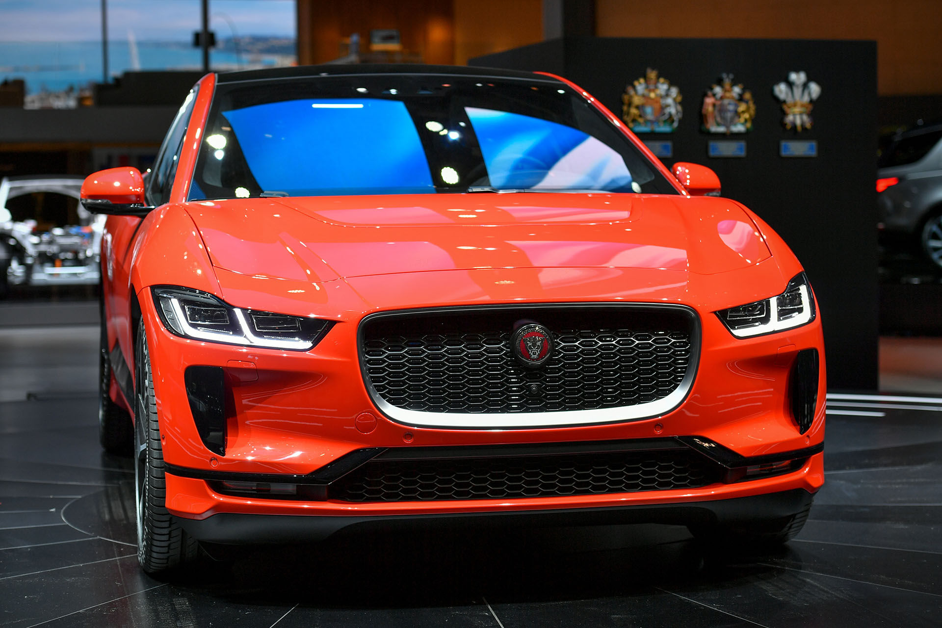Jaguar mostró por primera vez el I-Pace, el primer vehículo 100% eléctrico del fabricante británico. El SUV se posiciona por tamaño y calidad de prestaciones entre el E-Pace y el F-Pace, y ofrece en su naturaleza sostenible 480 kilómetros de autonomía eléctrica y baterías de recarga rápida