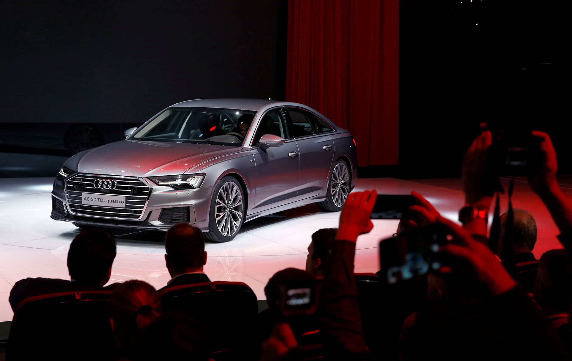 La octava generación del A6 de Audi se mostró en el salón suizo con reseñas en el legado de los nuevos A8 y A7 Sportback. Sin cambios resonantes, la berlina premium de la compañía germana gana versatilidad y prestaciones con sus nuevos propulsores híbridos