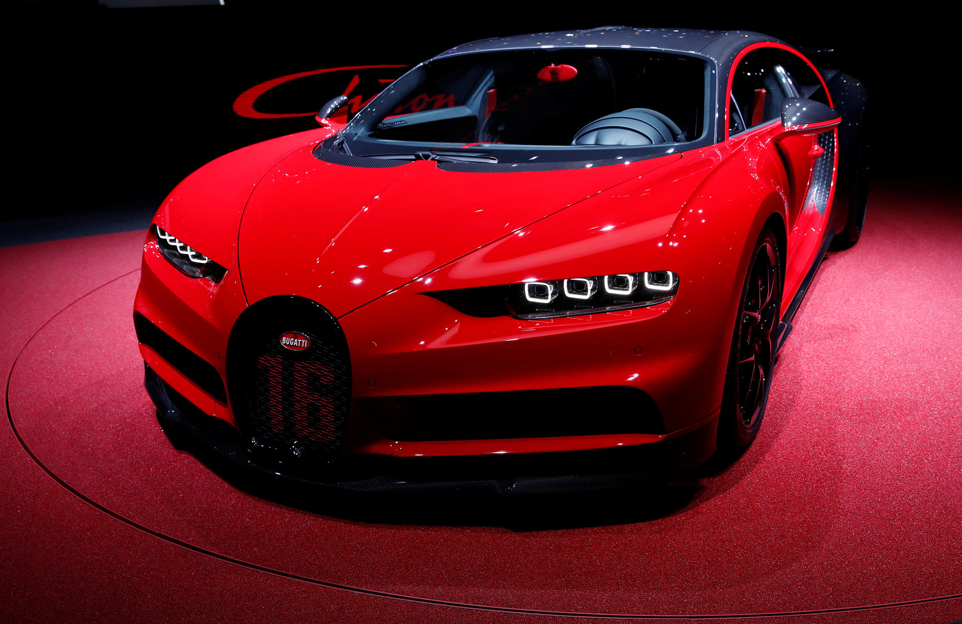 Hace dos años y en la misma cita helvética, Bugatti cambiaba el plano de la industria automotriz con su Chiron, que adquirió fama internacional por ser considerado el mejor auto del mundo. En la edición 88° del Salón de Ginebra, Bugatti presentó el Chiron Sport, que reduce peso y exacerba el perfil deportivo de un modelo ya radical