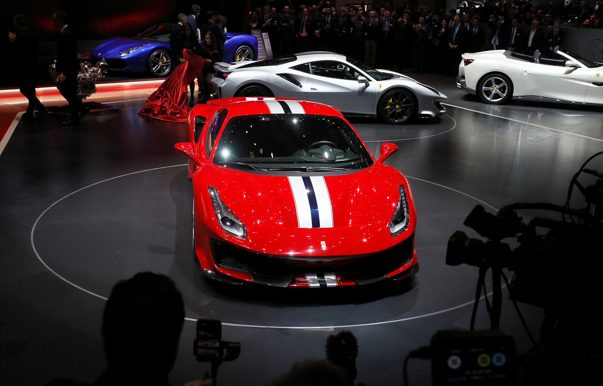 Es el deportivo con el motor V8 más salvaje en la historia de Ferrari: su potencia de 720 caballos de fuerza supera por 50 CV su versión base. También fue sometido a una estricta dieta en la que bajó 90 kilos por el uso de la fibra de carbono y el coeficiente aerodinámico