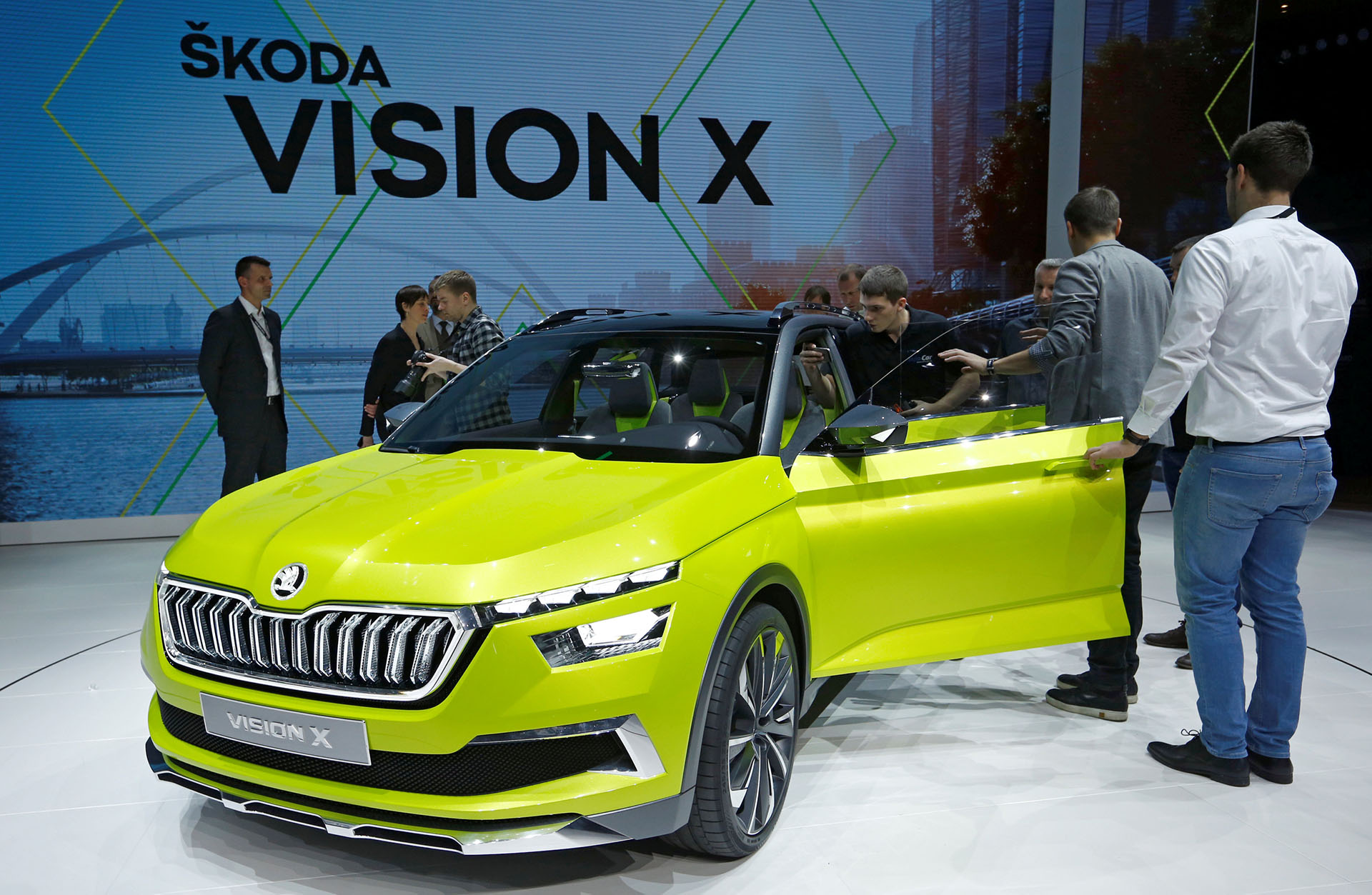 Skoda Vision X es la apuesta de la marca checa para seducir al público joven. Es su primer vehículo híbrido de su historia que aúna un motor naftero o de GNC con un bloque eléctrico, que presume de un nivel de autonomía de 650 kilómetros