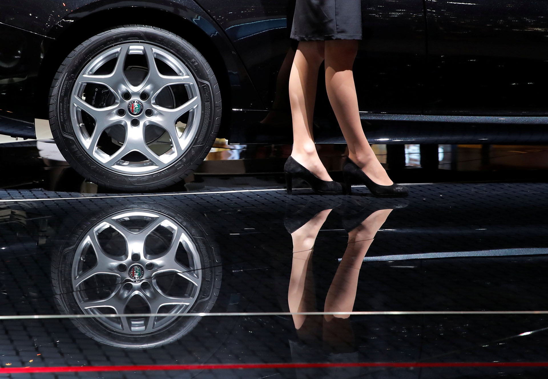 En el Salón de Ginebra se decretó el comienzo del fin de las promotoras. Algunas marcas, como Toyota, Lexus y Nissan, anunciaron que no expondrán a mujeres posando junto a sus autos. Desde el grupo Fiat y PSA también advirtieron que nivelarán la presencia de mujeres y de hombres en sus stands, y que la figura que acompañe al modelo exhibido será la de un asesor o un especialista