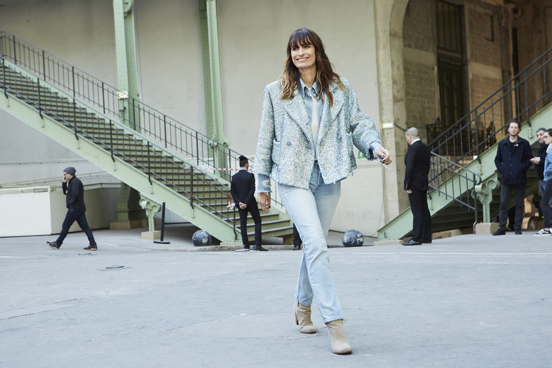 Caroline de Maigret, la modelo francesa impone su estilo chic y relajado en cada aparición pública, esta vez se inclinó por look total denim, camisa, jeans y chaqueta tweed perteneciente a la colección Primavera-Verano Ready-to-Wear 2018.