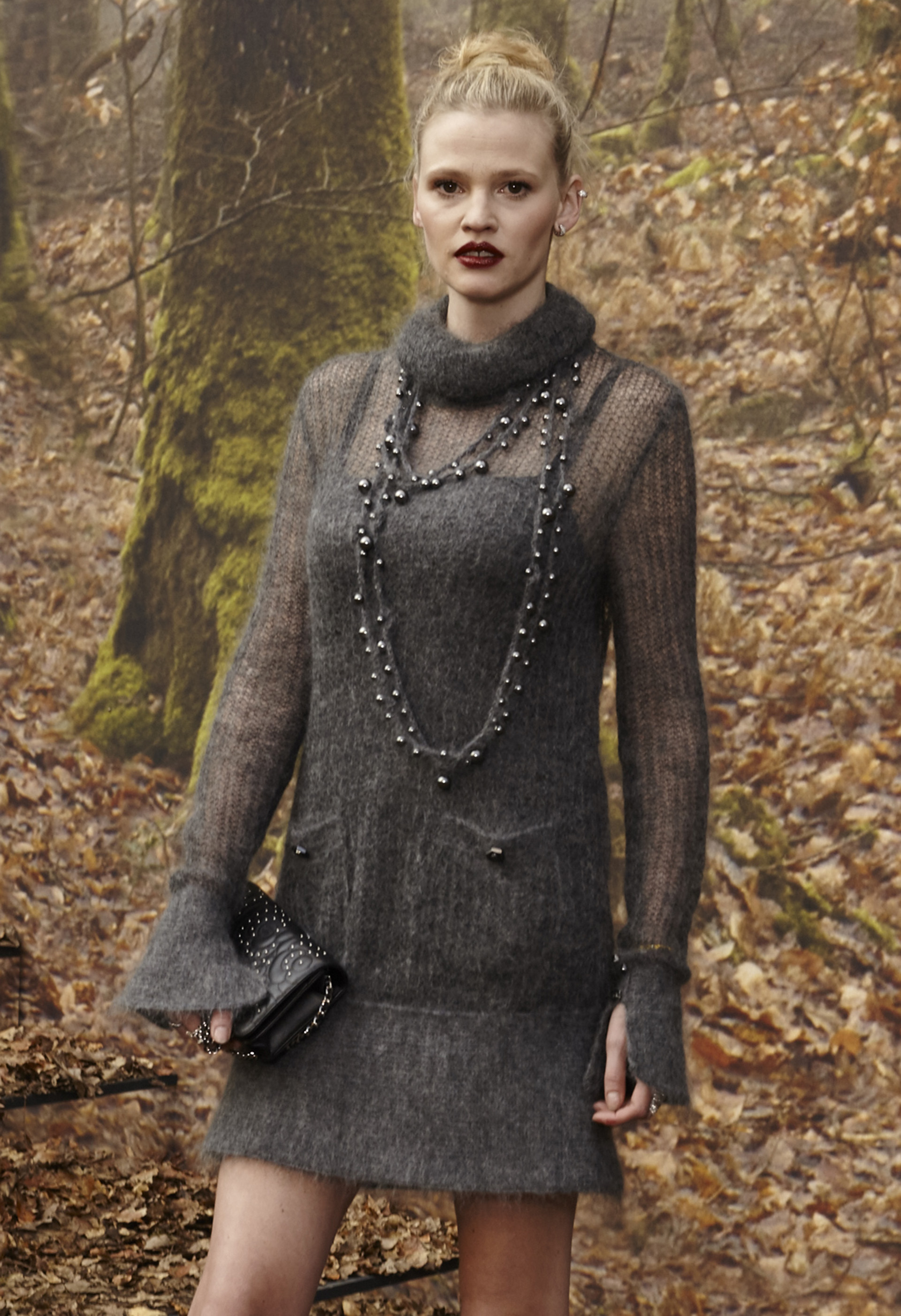 La modelo británica -Lara Stone- siguiendo la línea de la última presentación de Karl Lagerfeld con un vestido cashmere gris de cuello alto y pulños acampanados