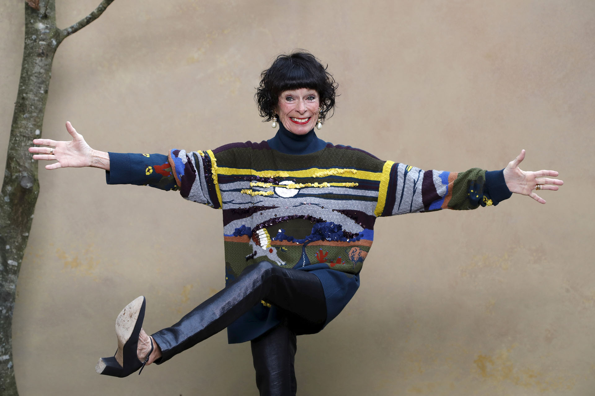 Fiel a su estilo descontracturada, la actriz Geraldine Chaplin, entre las personalidades que disfrutaron desde la primera fila la presentación en el Grand Palais
