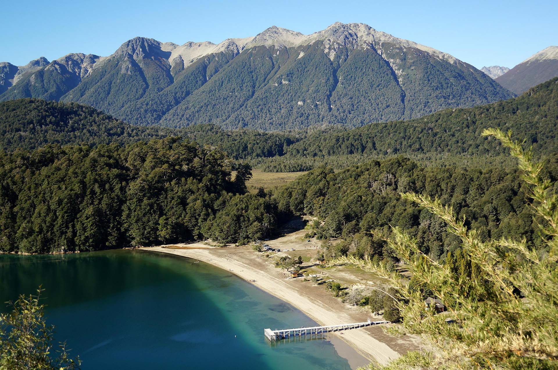 El pueblo de montaña situado en la orilla noreste del lago Nahuel Huapi, en medio de la Cordillera Patagónica, se encuentra rodeado de majestuosas formaciones naturales, y es parte de la puerta de entrada al Parque Nacional Arrayanes, un lugar único en el mundo