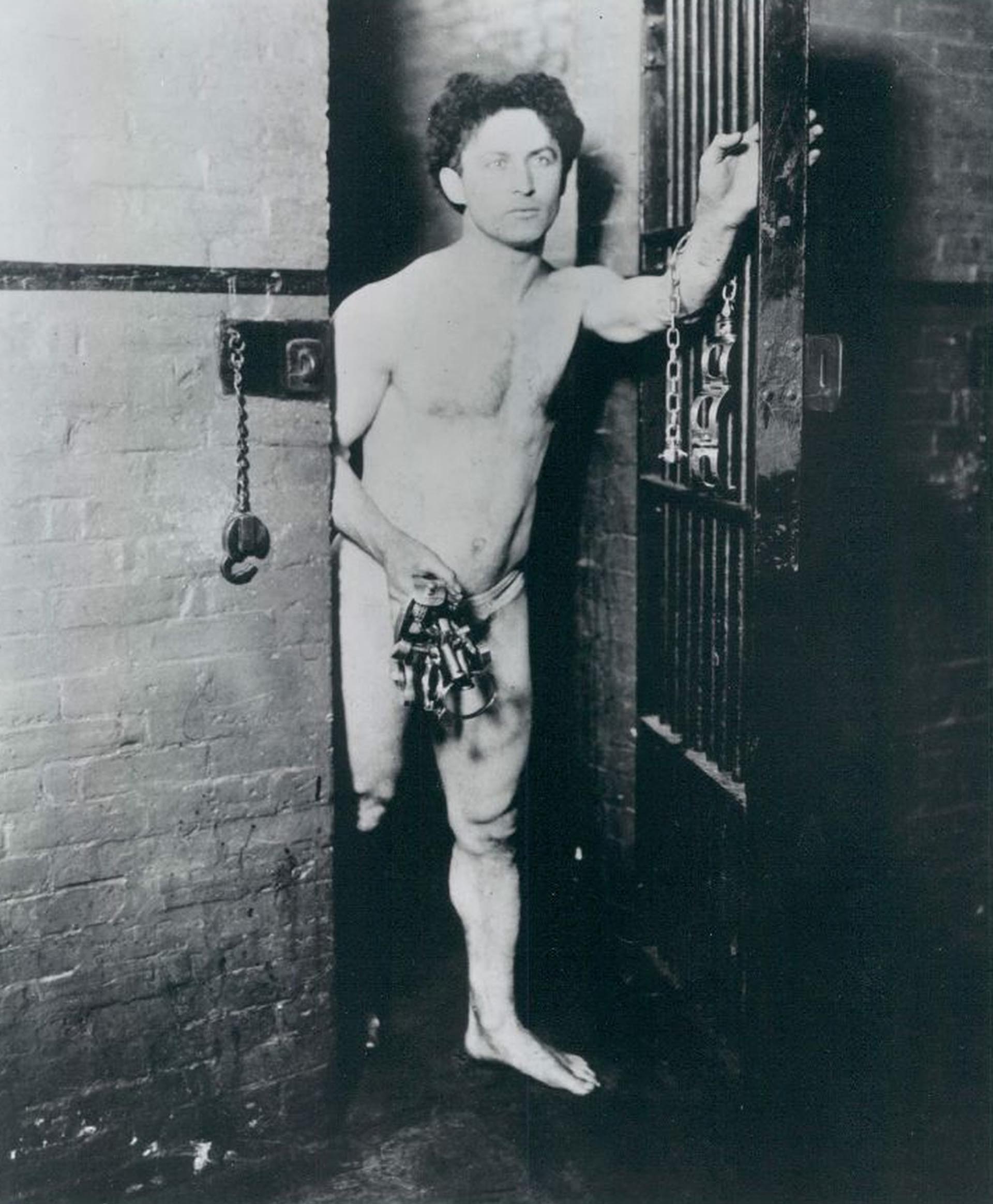 Houdini saliendo de una celda
