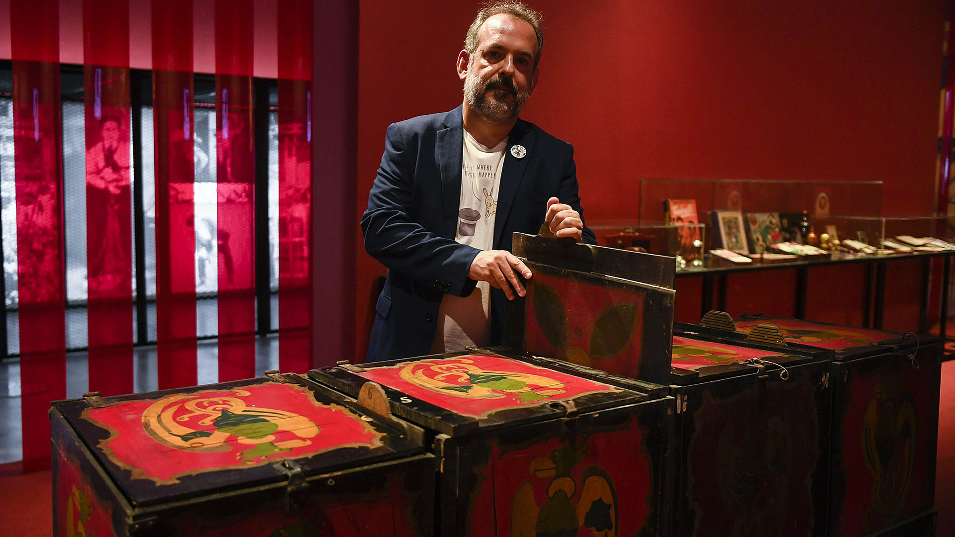 Delgado muestra algunos de los equipos de magia que pertenecieron a Fu-manchú