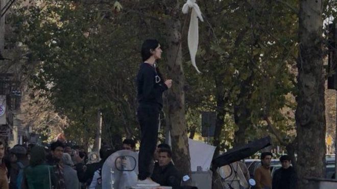 En diciembre durante manifestaciones contra el gobierno una mujer se quitó su velo y fue uno de los símbolos de la protesta.