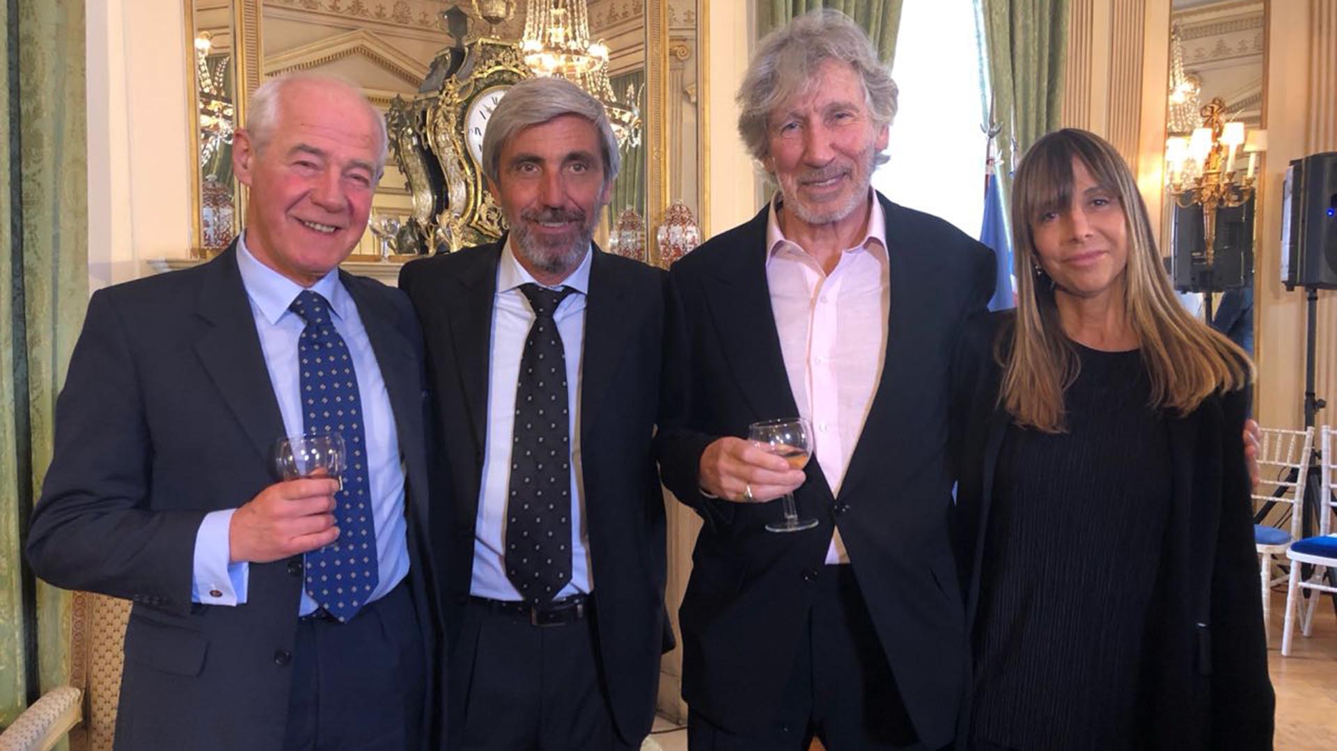 El coronel Geoffrey Cardozo, el veterano Julio Aro, Roger Waters y la Directora Editoral de Infobae, Gaby Cociffi, fueron distinguidos el 9 de marzo en Londres con Una Rosa por la Paz por su trabajo humanitario por la identificación de los caídos en Malvinas