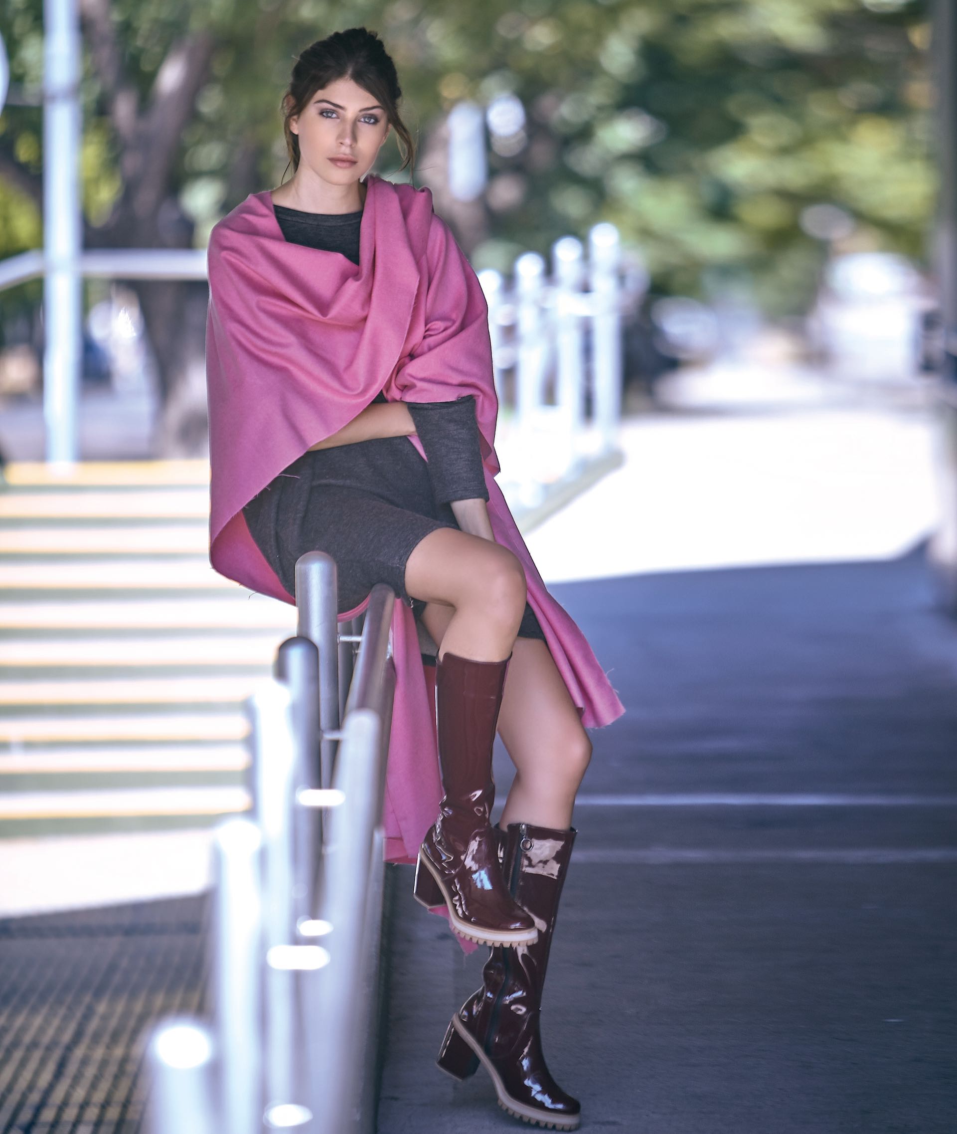 Vestido tejido ($ 1.100, Complot), ruana ($ 2.890, Trosman) y botas de charol ($ 6.800, Vitamina).