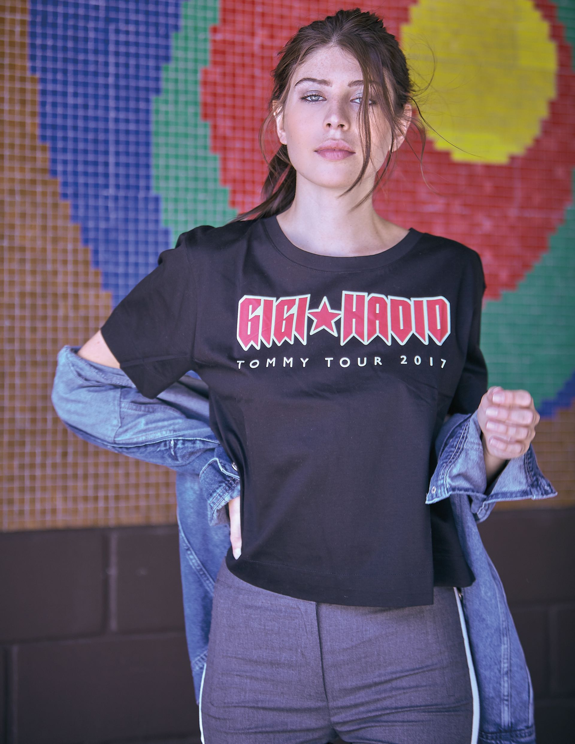 Remera estampada ($ 1.404, Tommy by Gigi Hadid), campera de jean oversize ($ 6.800, Kosiuko) y pantalón con vivo lateral ($ 3.790, Garófalo).