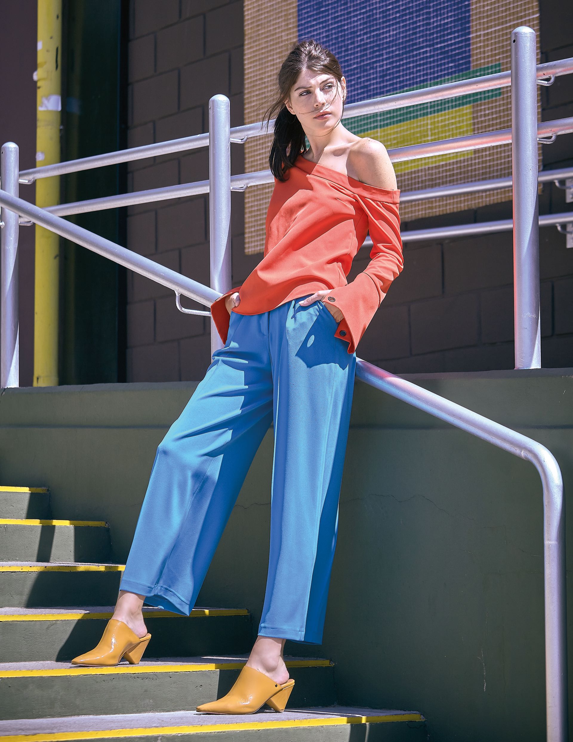 Blusa asimétrica ($ 2.600, Uma), pantalón ancho ($ 2.490, Las pepas) y zuecos de charol ($ 5.400, Uma).