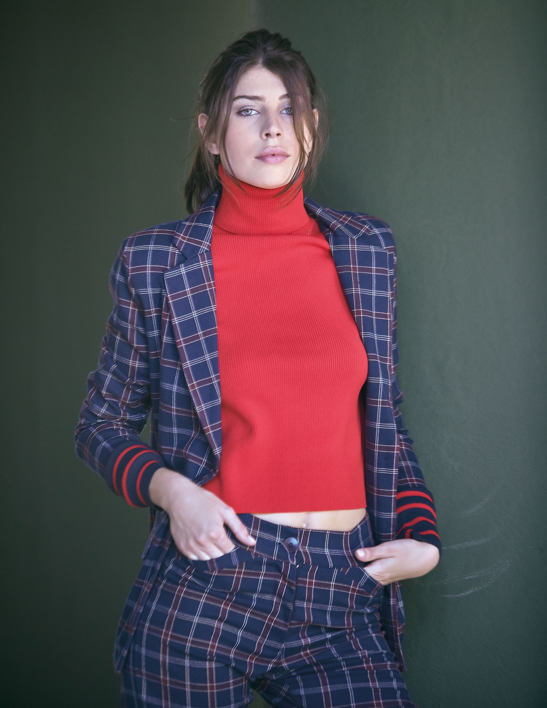 Polera tejida ($ 2.808, Tommy by Gigi Hadid), saco y pantalón escocés ($ 2.470 y $ 1.510, Florencia Rey).