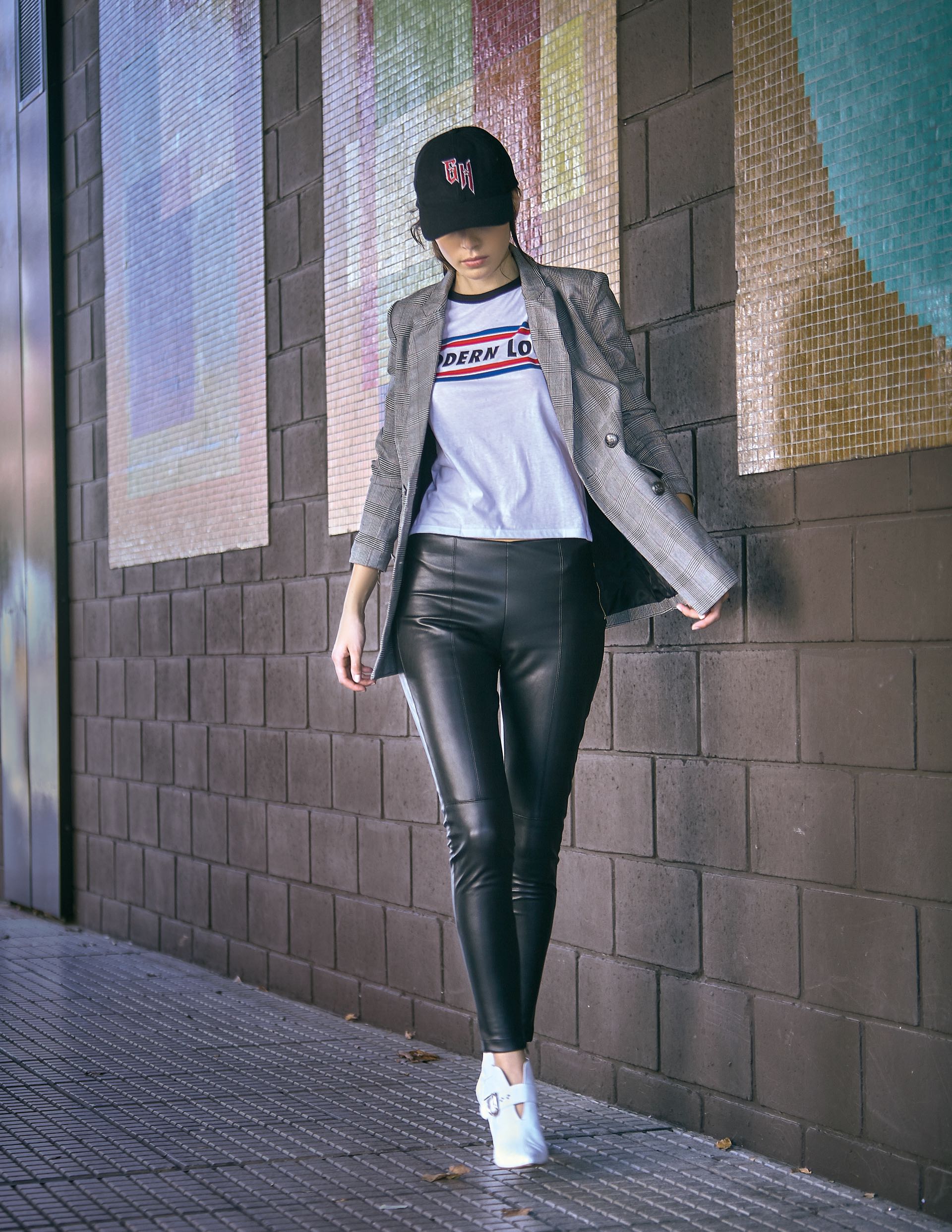 Remera con inscripción ($ 785, AY Not Dead), saco americano ($ 1.990, Basement), pantalón de cuerina ($ 1.399, Inversa), botas con hebilla ($ 3.500, Donné) y cap ($ 1.288, Tommy by Gigi Hadid).