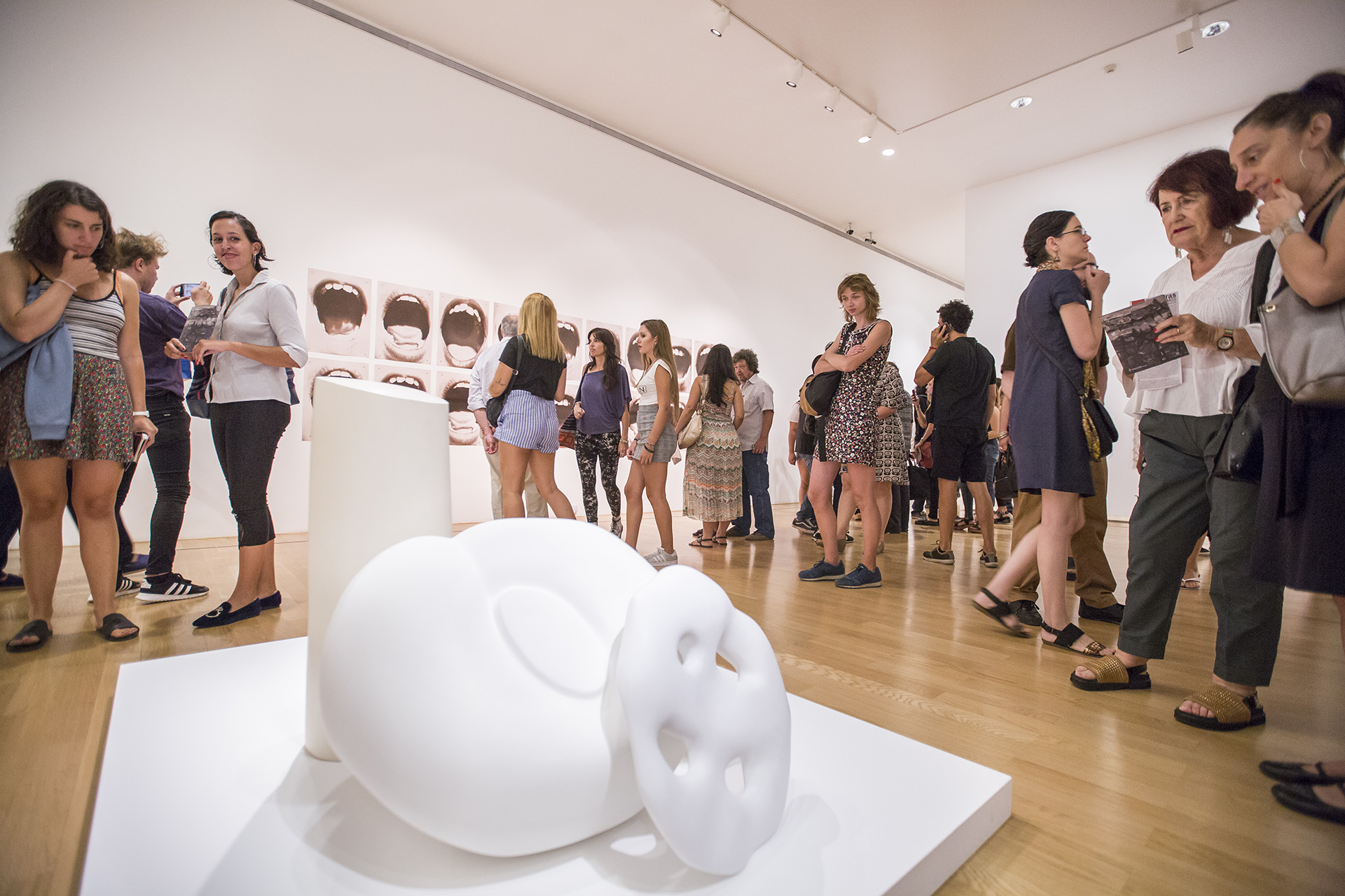 Mujeres recorriendo la muestra en la Inauguración de “A la conquista de la luna”(Museo Nacional de Bellas Artes)
