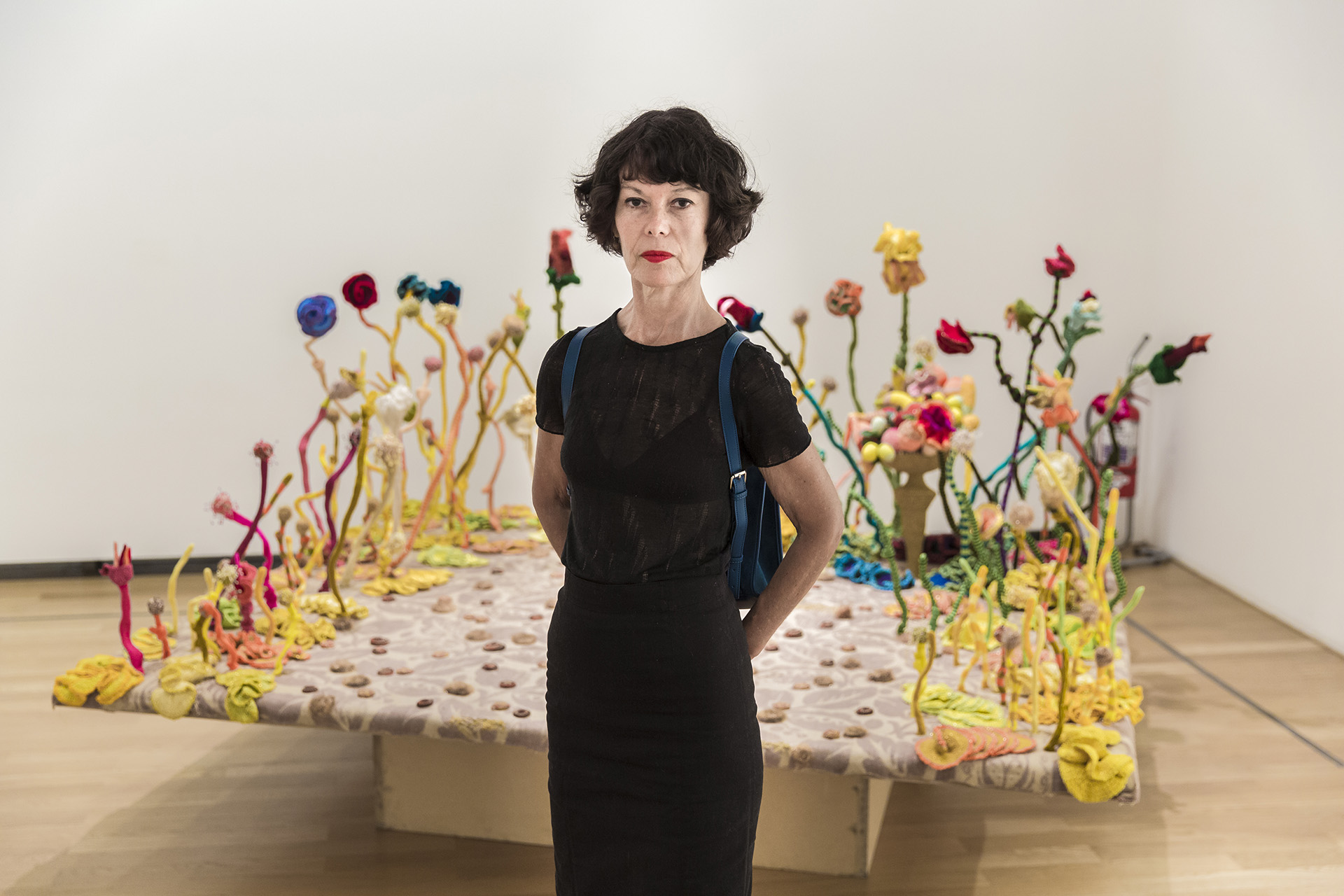 Mónica Millán junto a su obra “Picnic a orillas del río Paraná”, 2007 (Foto: Mauro Rico / Ministerio de Cultura de la Nación -Museo Nacional de Bellas Artes)