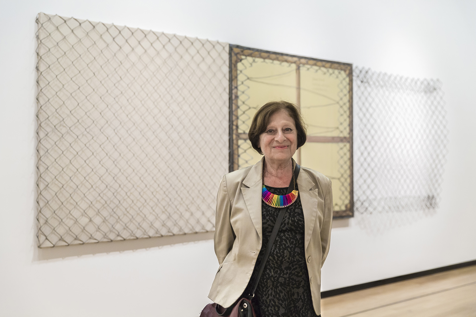 Diana Dowek junto a su obra “Argentina 78”, 1978. Acrílico, alambre de acero, tela, madera, 150 x 450 cm. Donación de Diana Dowek, 2016. (Foto: Mauro Rico / Ministerio de Cultura de la Nación. Museo Nacional de Bellas Artes)