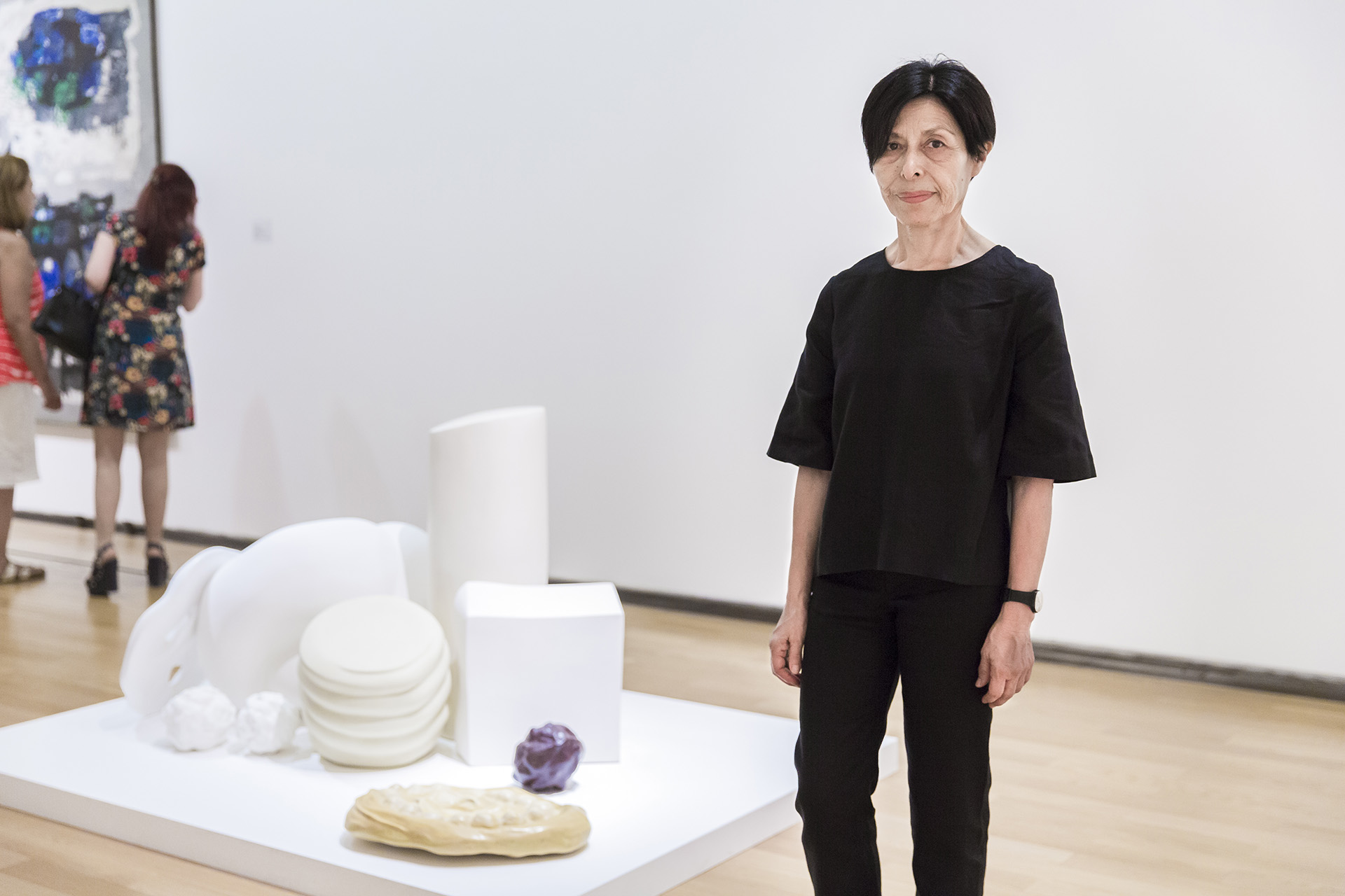 Elba Bairon junto a su obra “Sin título (Bodegón)”, 1999. Pasta de papel, estuco, resina, dimensiones variables. Adquisición, 2013. (Foto: Mauro Rico / Ministerio de Cultura de la Nación. Museo Nacional de Bellas Artes)