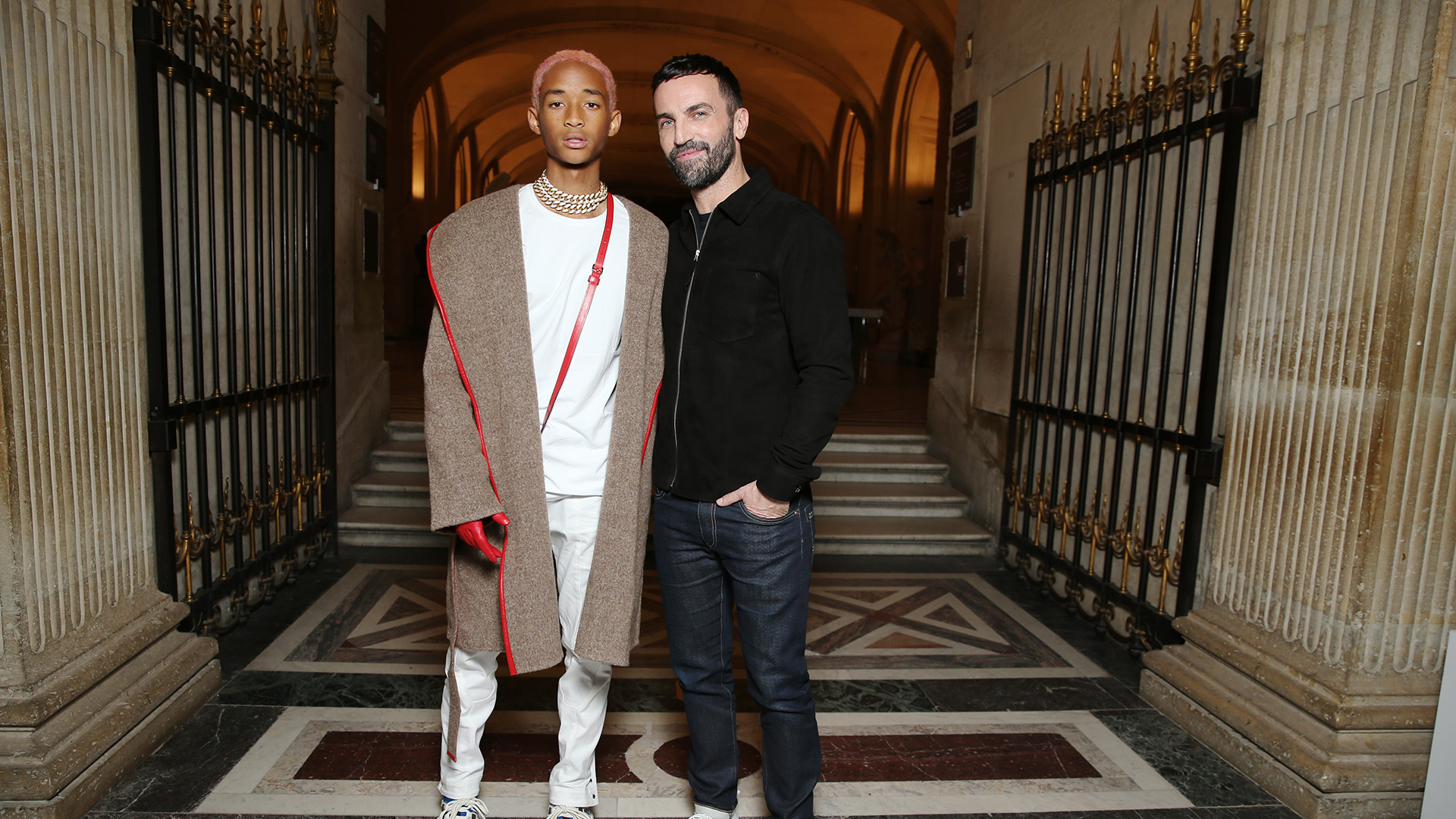 El estilo inconfundible de Jaden Smith , total white con abrigo oversize y guantes rojos de cuero, acompañado a Nicolas Ghesquière
