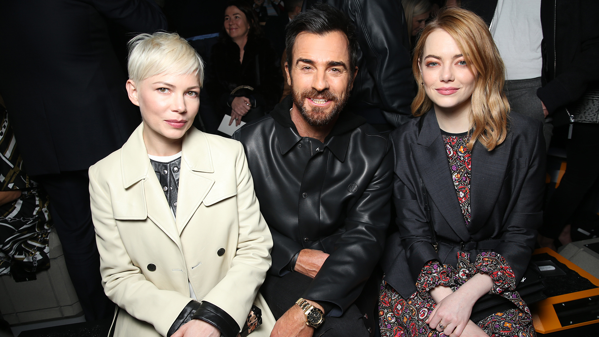 La actriz, Emma Stone junto al director creativo Nicolas Ghesquiere y Michelle Williams, musas de Louis Vuitton desde la primera fila