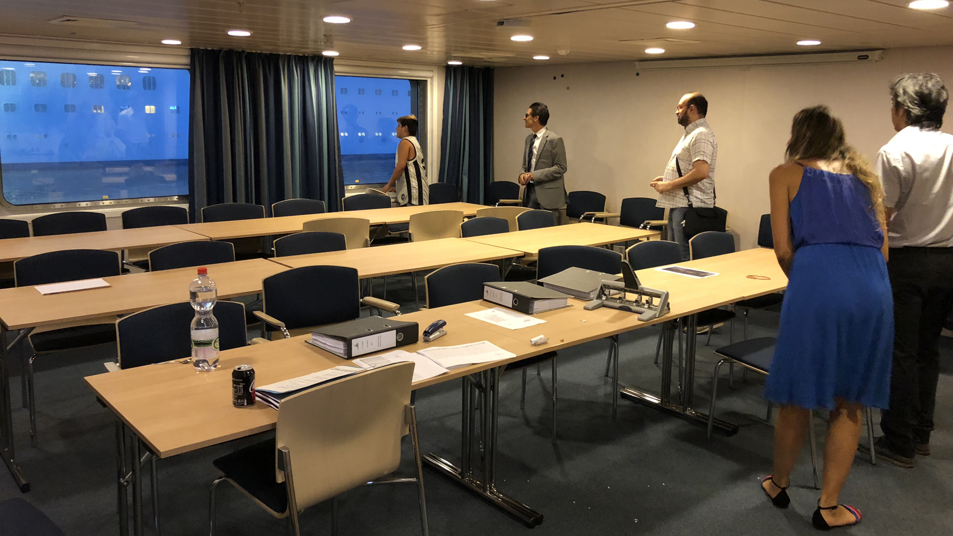 La sala de conferencias de la nave, nada tiene que envidiar a las de los hoteles más lujosos (V. Ingrassia)