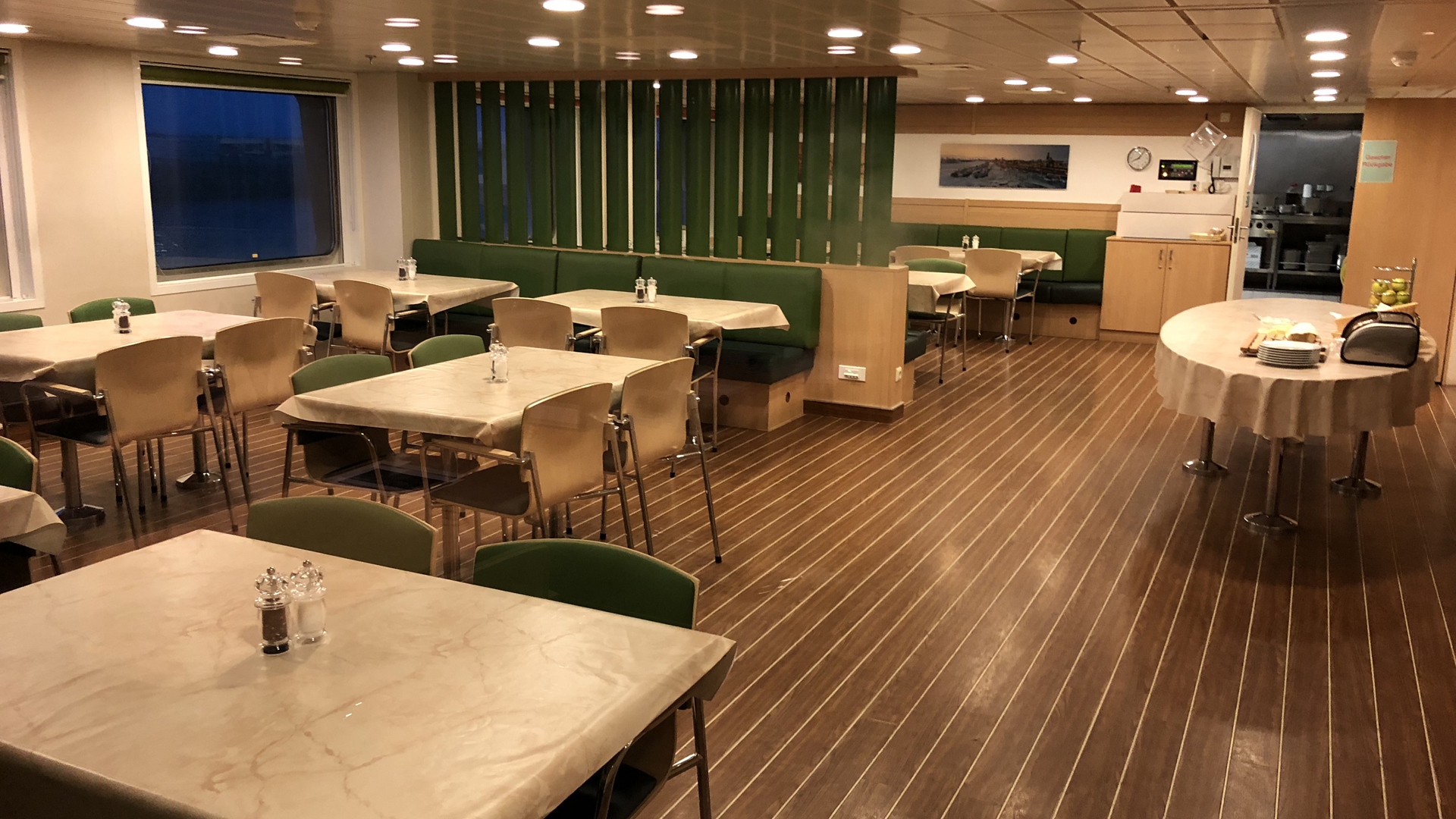 El amplio comedor puede albergar a 40 tripulantes comensales (V.I.)