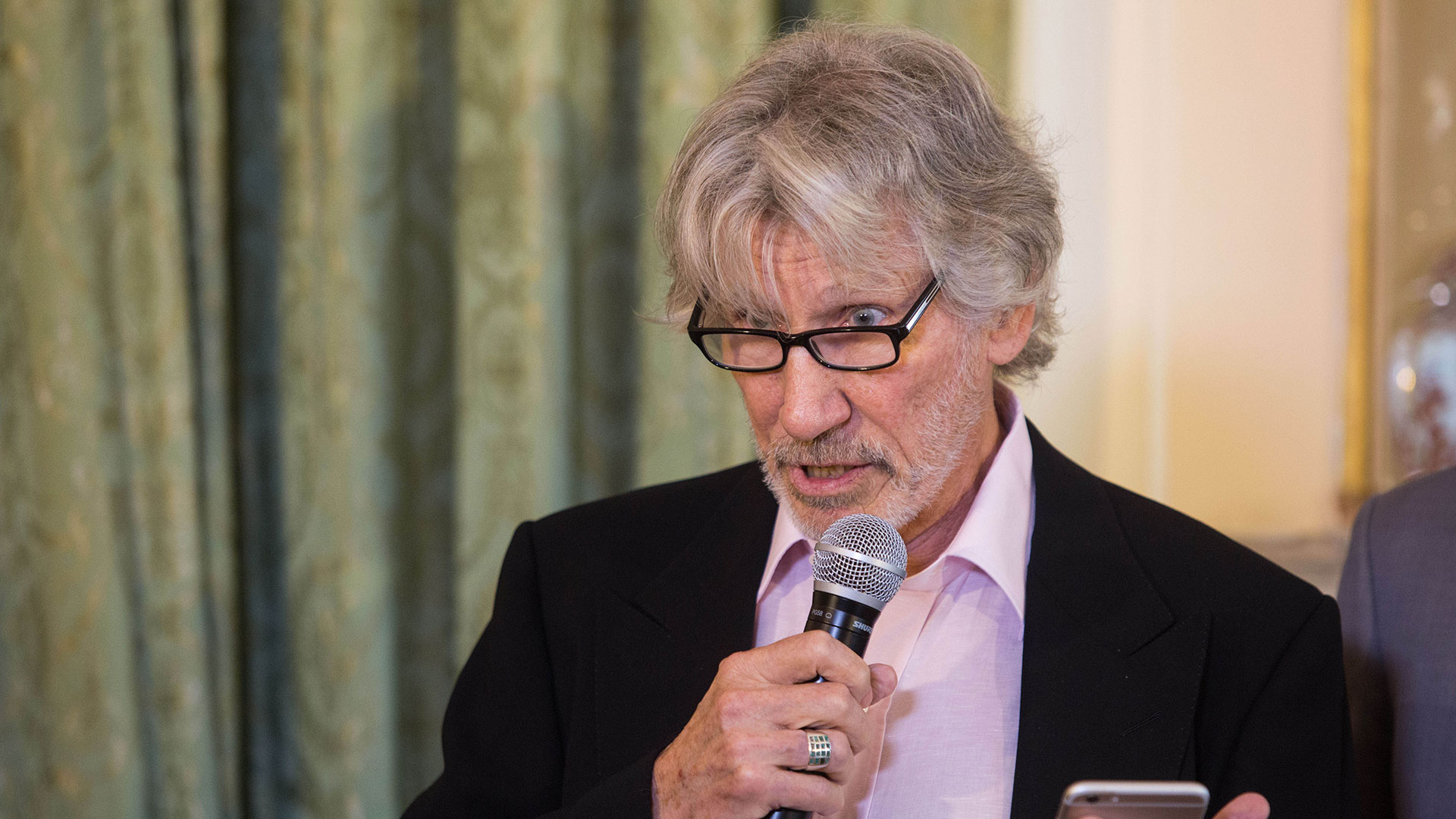 Durante ocho años Roger Waters mantuvo contacto con la periodista de Infobae, mostrando su enorme compromiso para ayudar a las madres de Malvinas con el proceso de identificación (Télam)