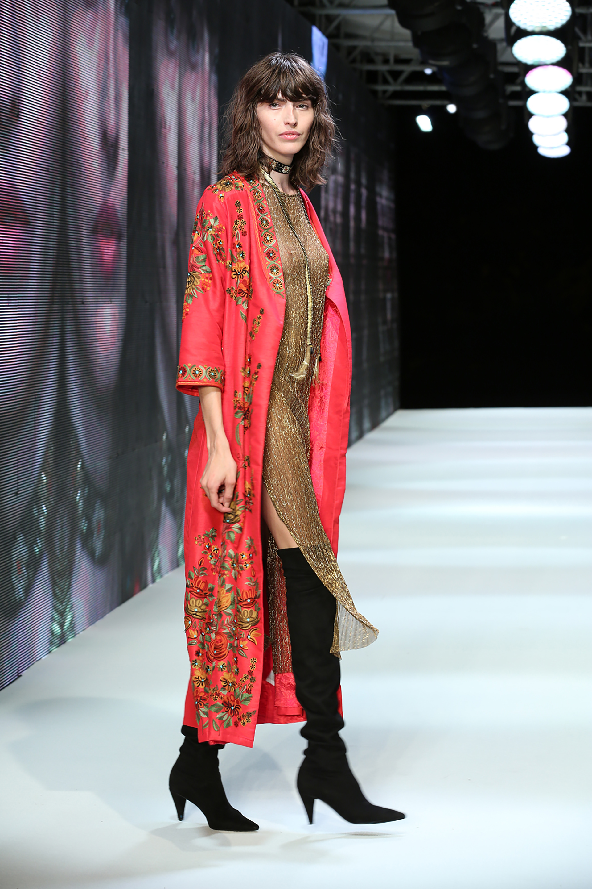 Kimono, una de las prendas que sigue para la temporada otoñal, con un vestido transparente dorado y botas bucaneras de gamuza. Telas finas como tules y micro tules crean esta tendencia inspirada en el Japón