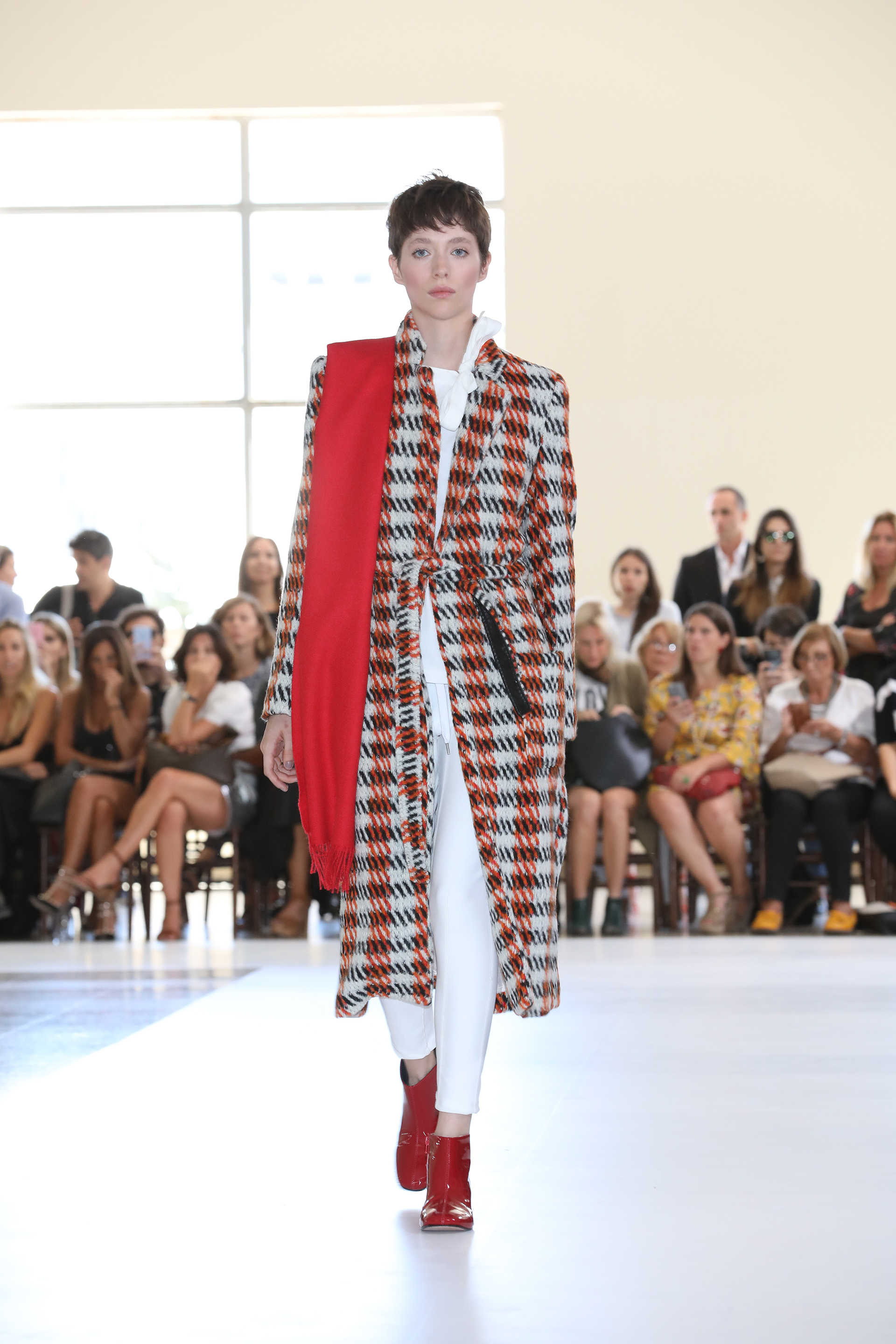Rojo, blanco y naranja. Maxi tapado-bata combinado con blusa y pantalón de vestir blanco, con booties acharoladas y chal