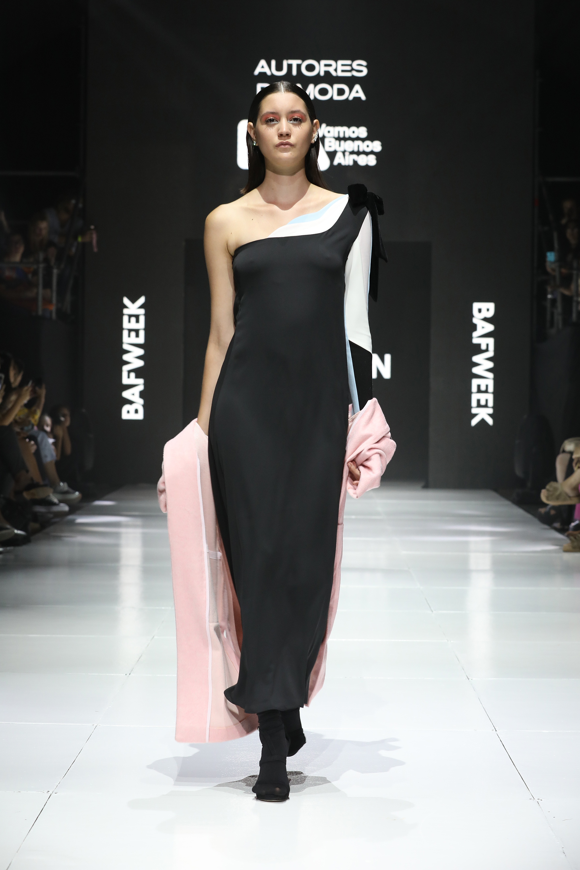 Los autores de moda tuvieron su espacio en la BAF. Un diseño de un solo hombro con detalles blanco y negro en chiffon, acompañado de saco rosado