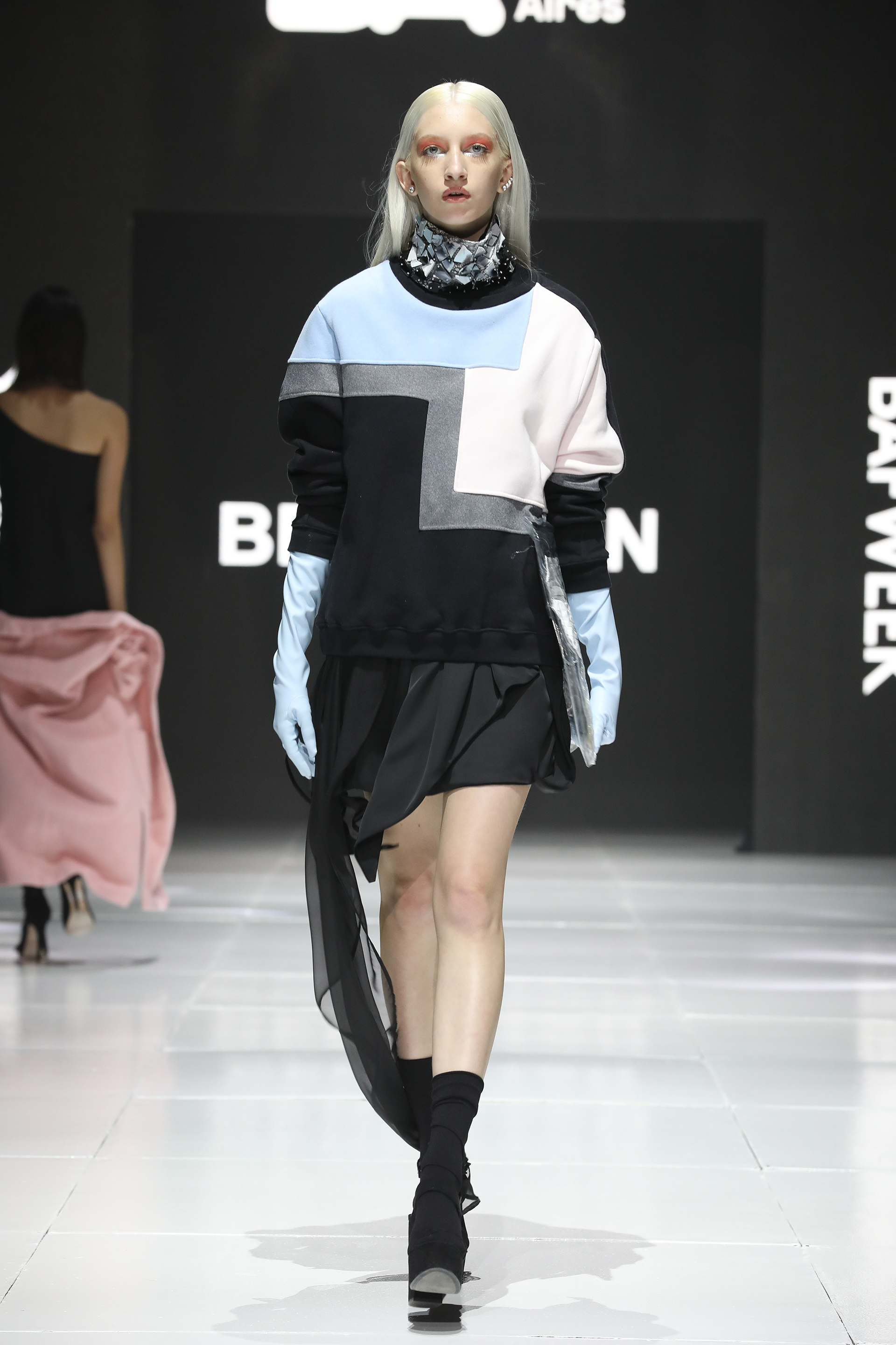 Buzo geométrico en combinación de colores pasteles, negro y gris. De puro diseño de autor, las texturas y los mix de géneros fueron los protagonistas