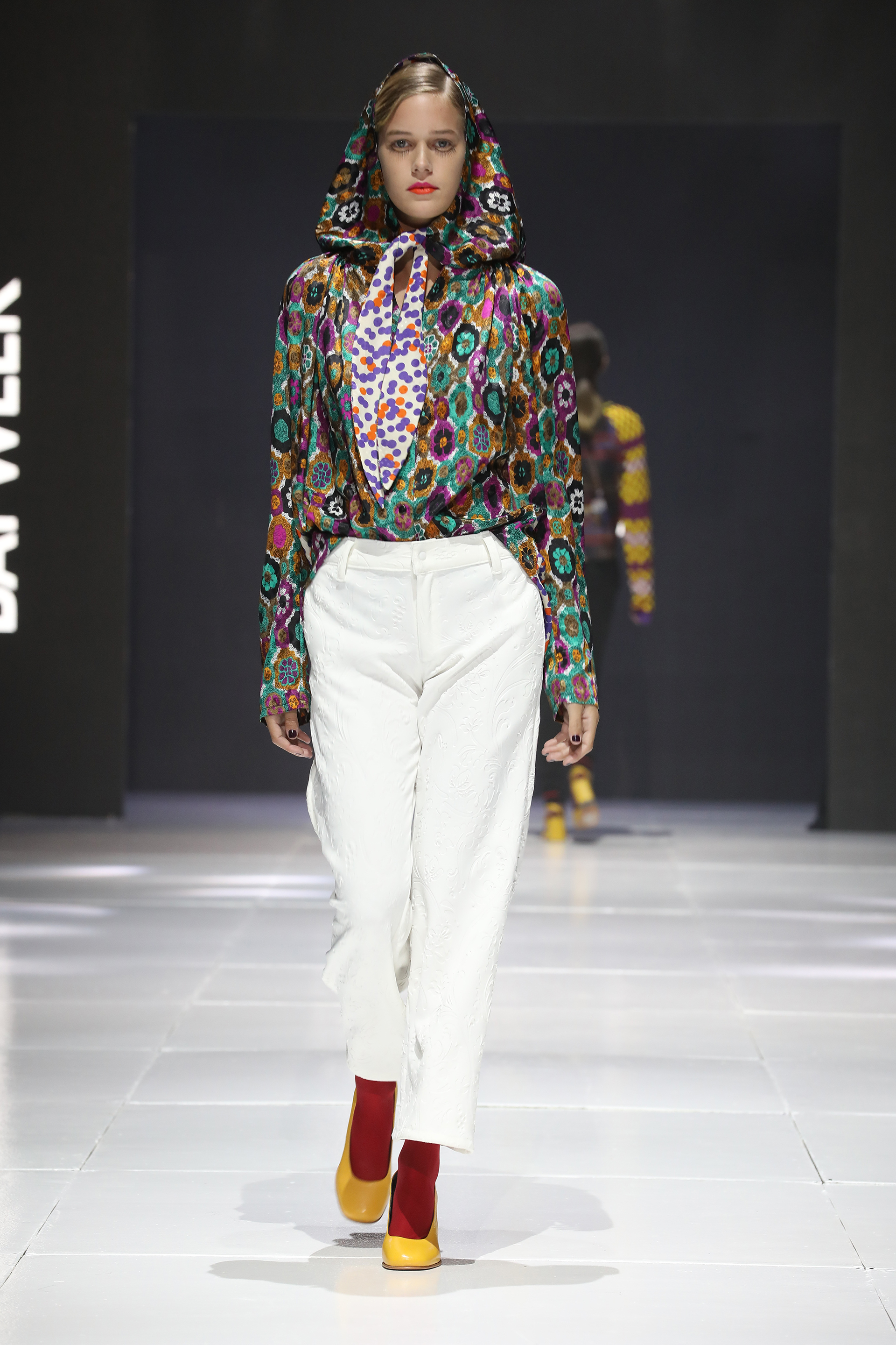 Blusa estampada con capucha y lazo con pantalón de vestir blanco