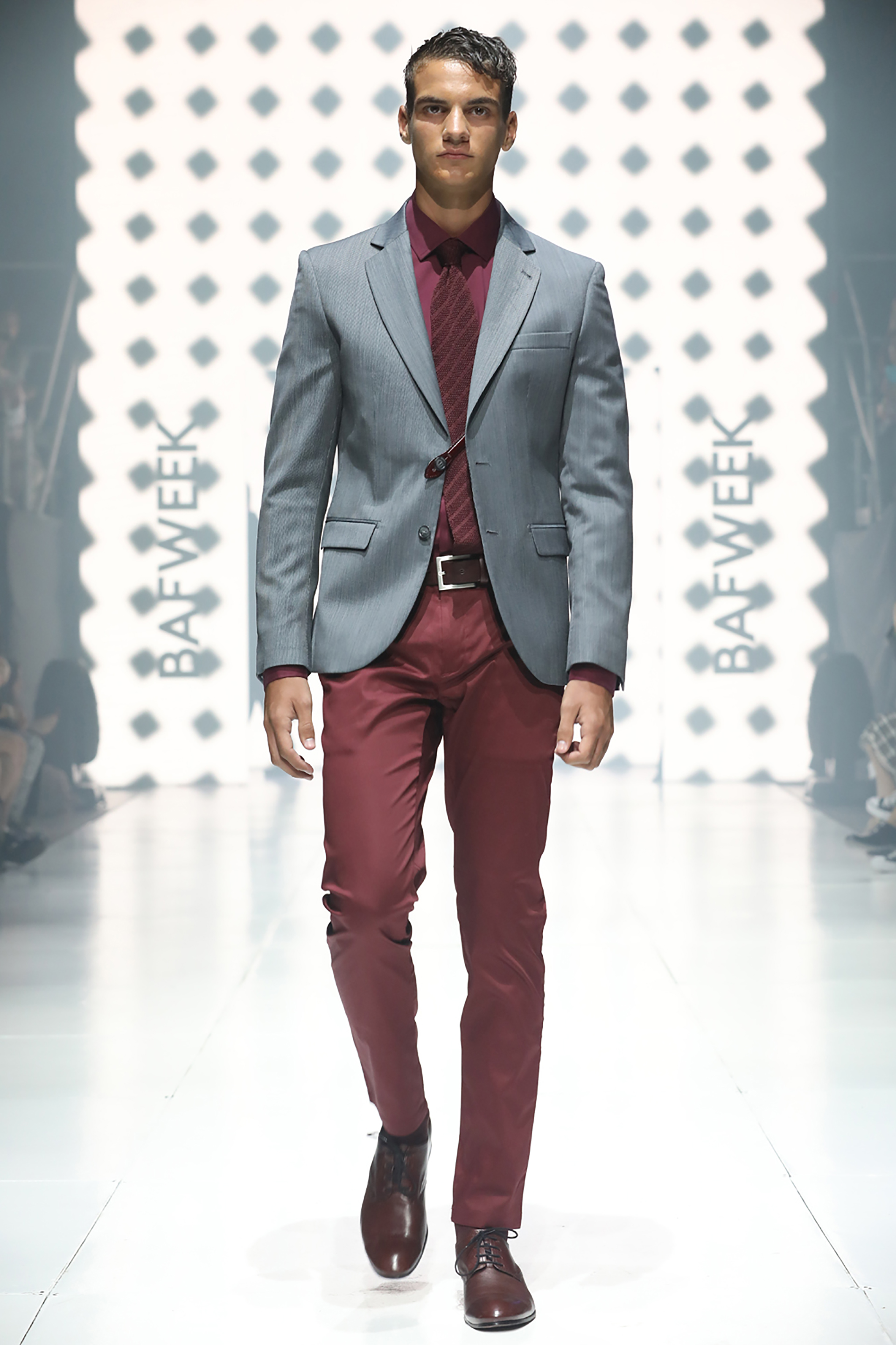 Bordó y gris, dos colores característico de la temporada. Cinturón, zapatos y camisa a tono