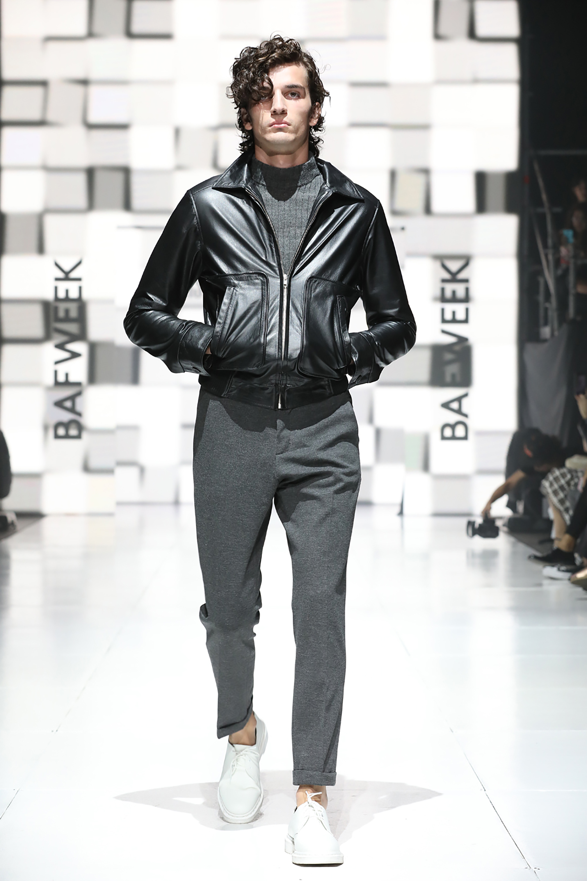 Sporty chic, con pantalón de vestir en gris, polera de morley combinado con biker de cuero