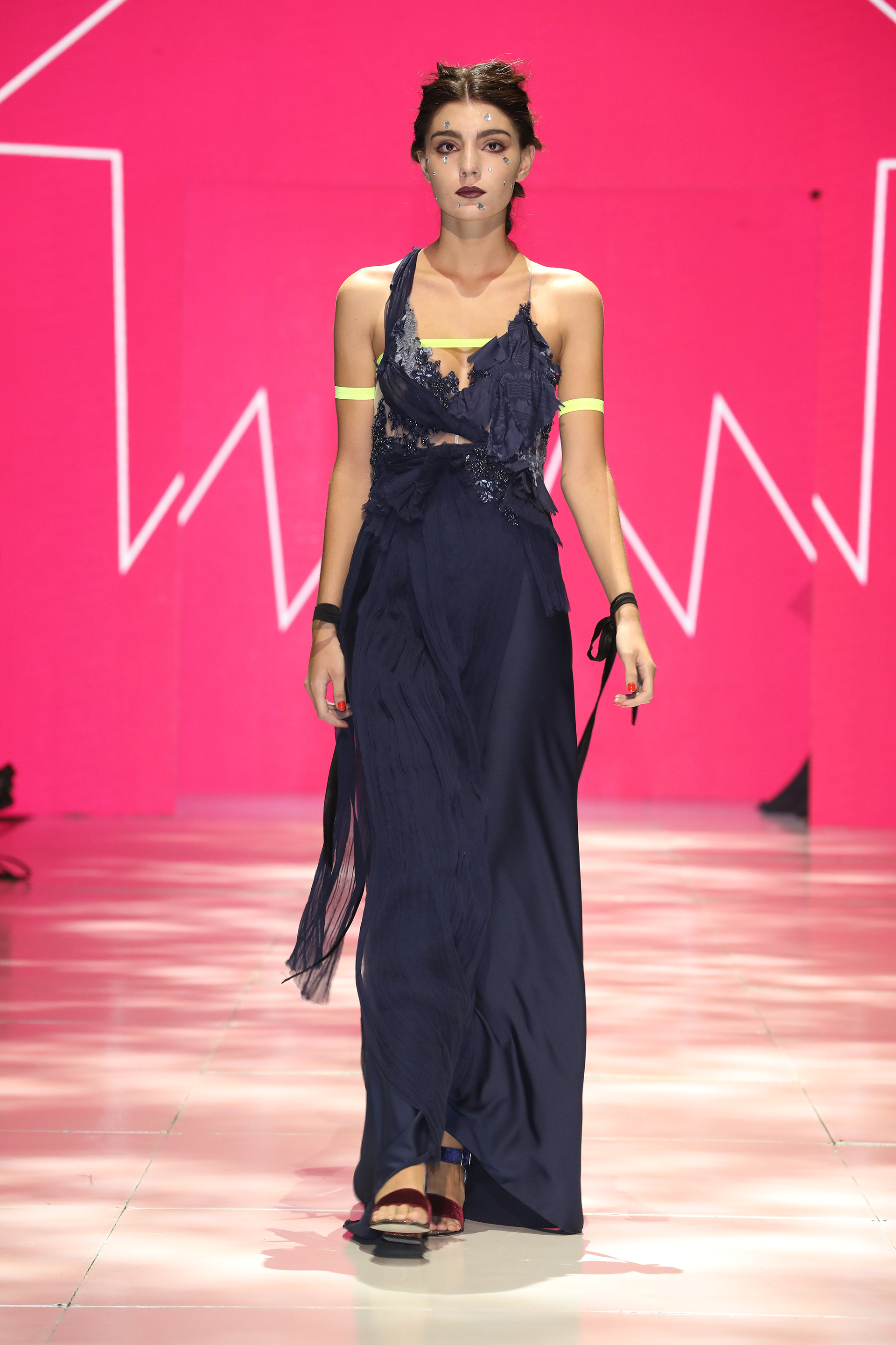 Azul noche para reemplazar al clásico negro. Gasa plisada y seda, una combinación perfecta para un vestido
