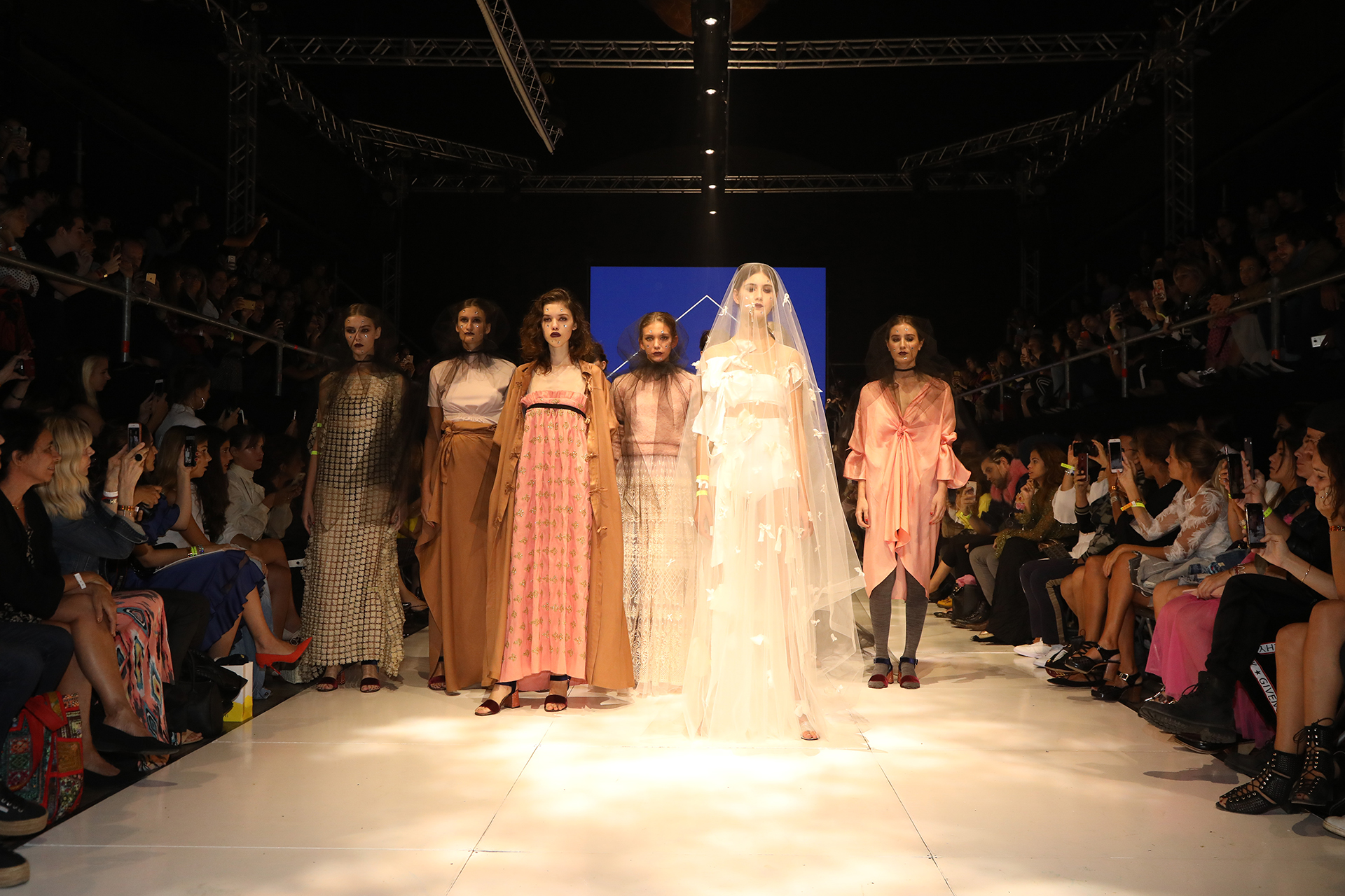 House of Matching Colours al final de su show en BAFWeek