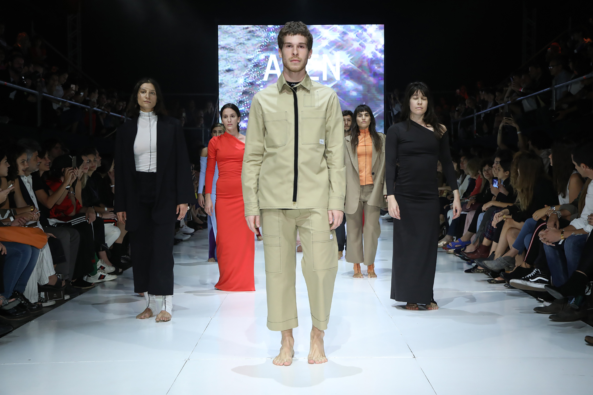 Sin estampados, sastrería y vestidos asimétricos, la propuesta de ALEN para el invierno 2018