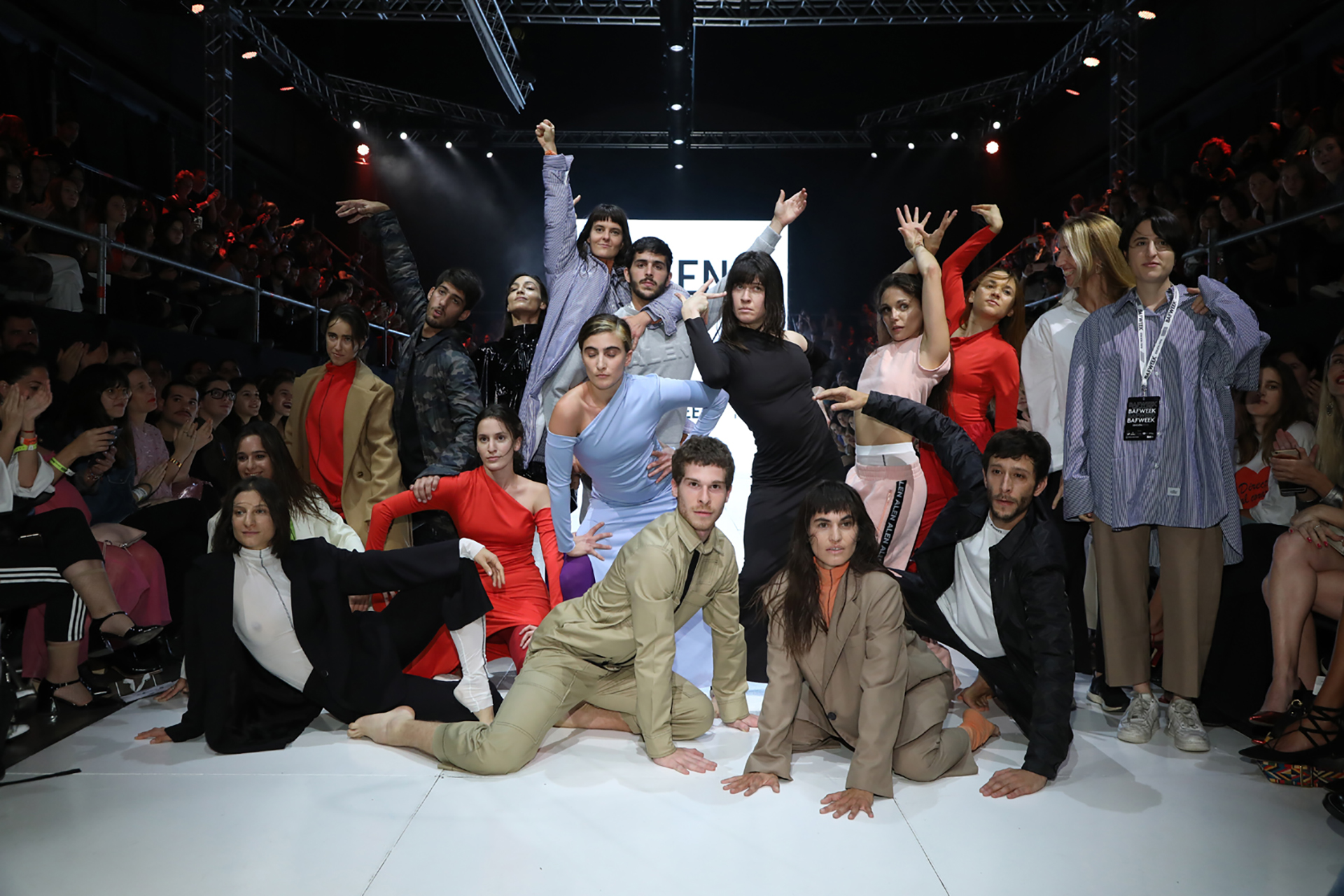 Fin del desfile de ALEN, una marca que se identifica por su creatividad e innovación en los diseños