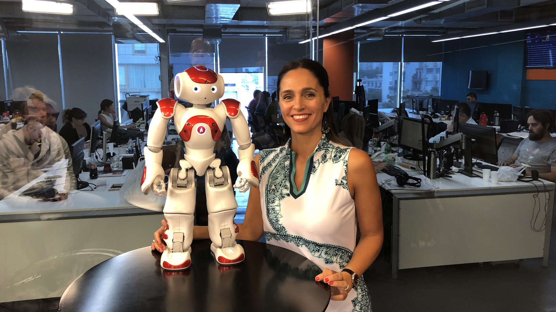 El robot Anel durante la entrevista al hacker profesional, Lucas Apá