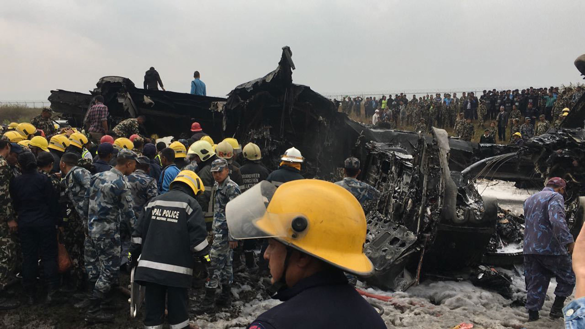 Los equipos de emergencia asistidos por militares trabajan para retirar los cuerpos