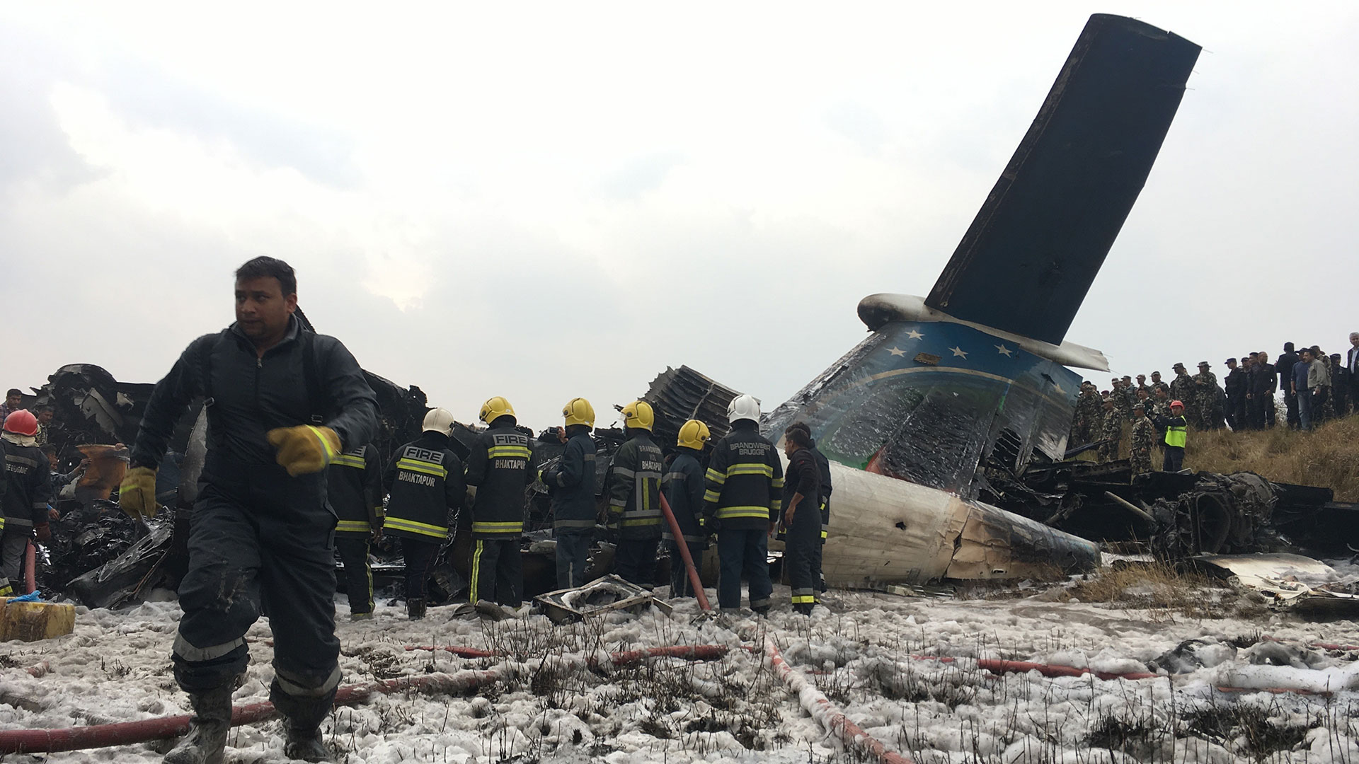 Los bomberos tratan de rescatar a los pasajeros después de apagar el incendio