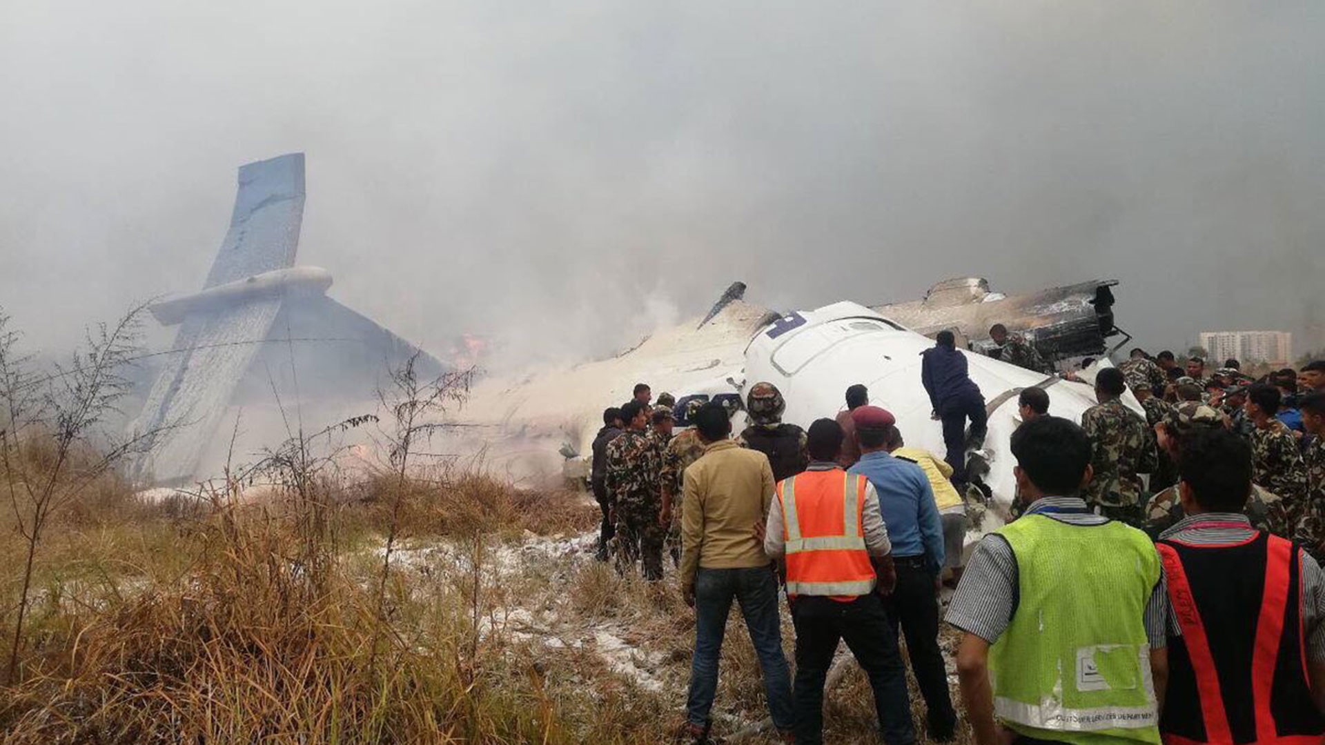 Apenas cayó el avión, decenas de curiosos se acercaron al lugar
