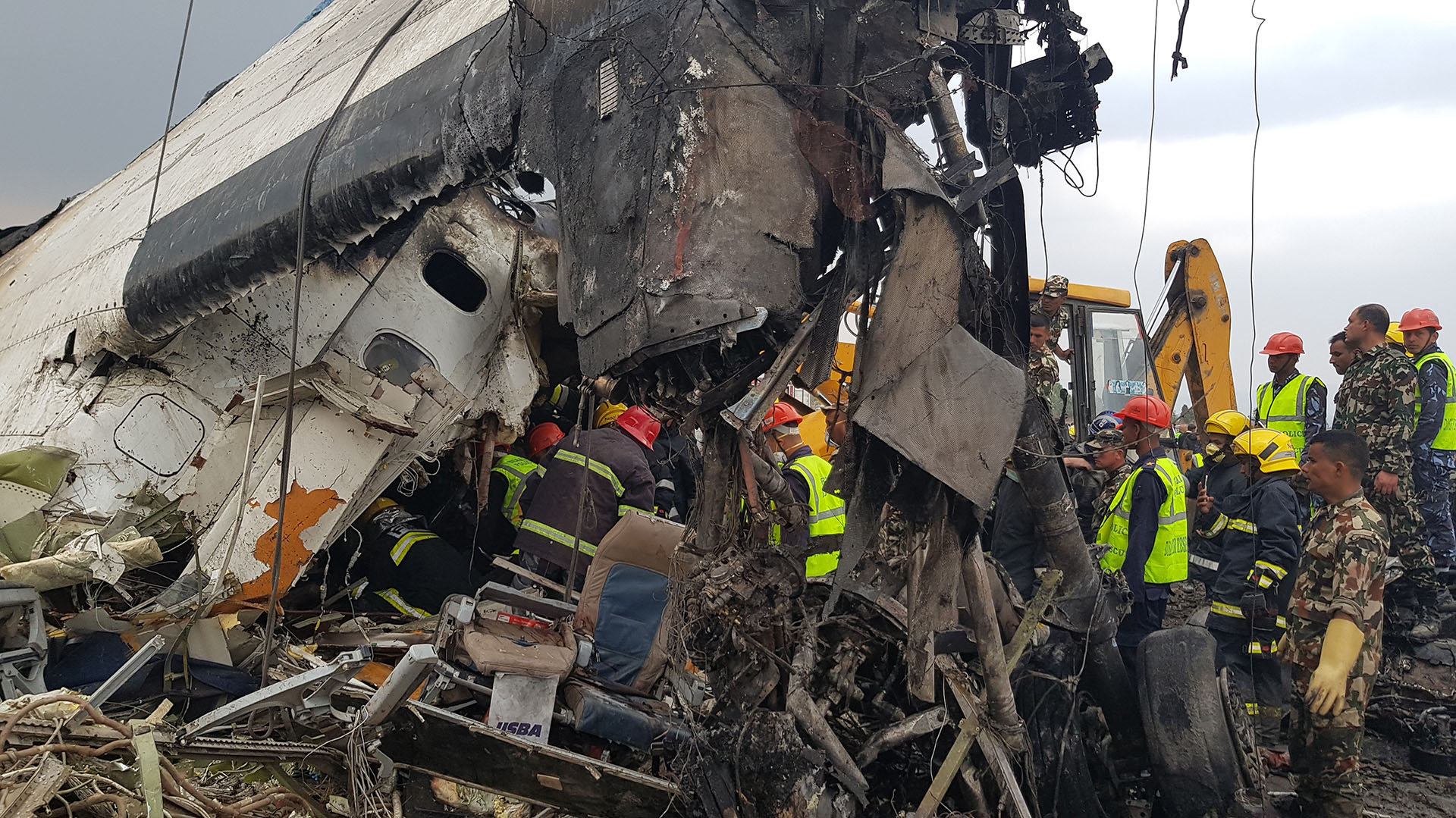 Hierros retorcidos entre los que los servicios de rescate tratan de hallar a los infortunados pasajeros